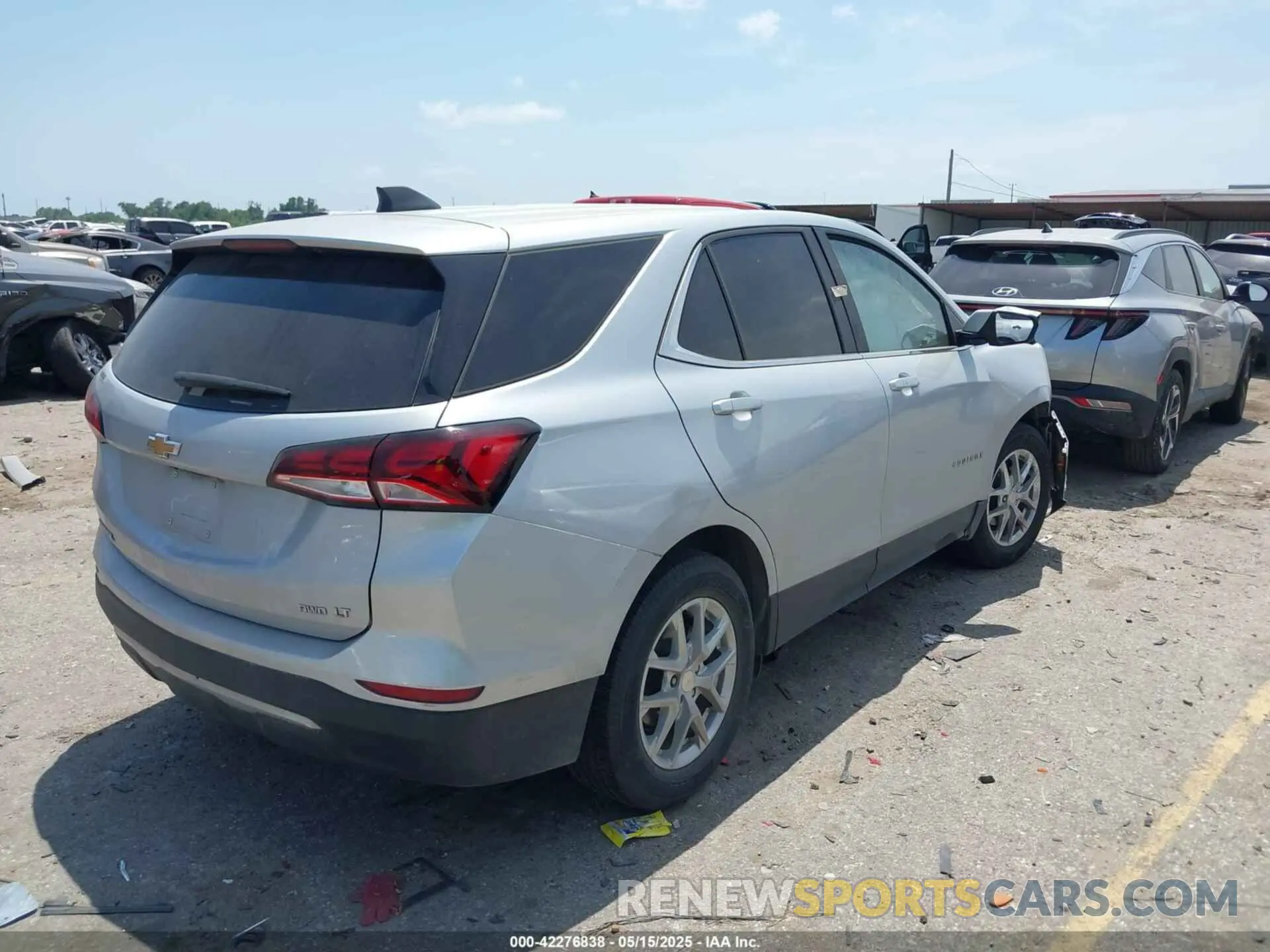 4 Photograph of a damaged car 3GNAXUEV9NL190703 CHEVROLET EQUINOX 2022