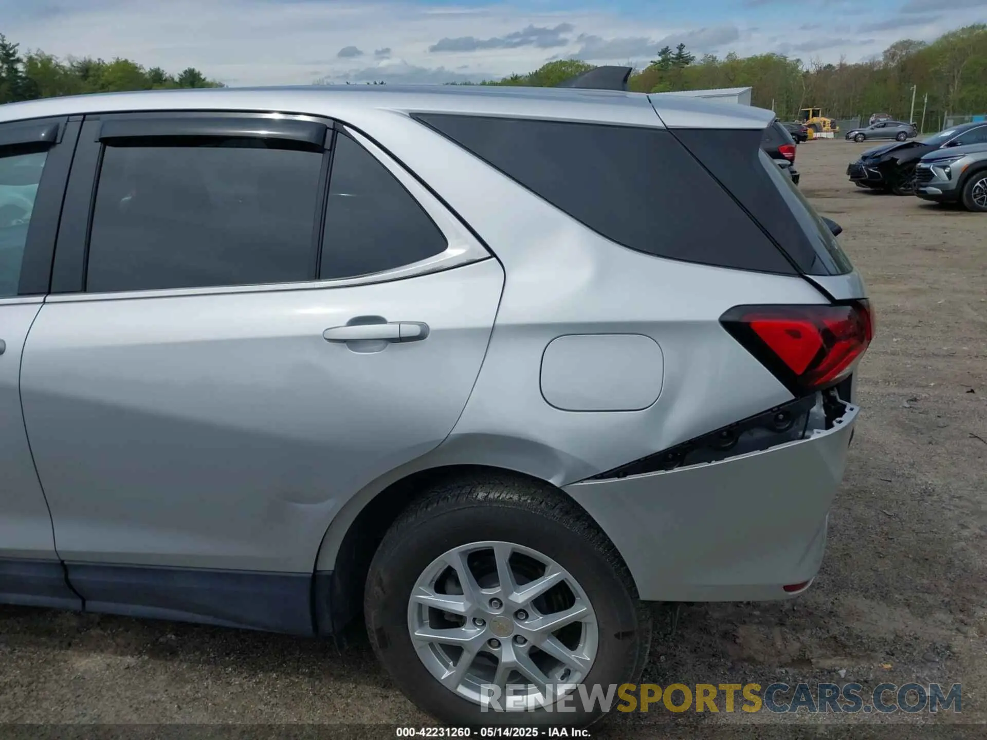 18 Photograph of a damaged car 3GNAXUEV9NL228902 CHEVROLET EQUINOX 2022