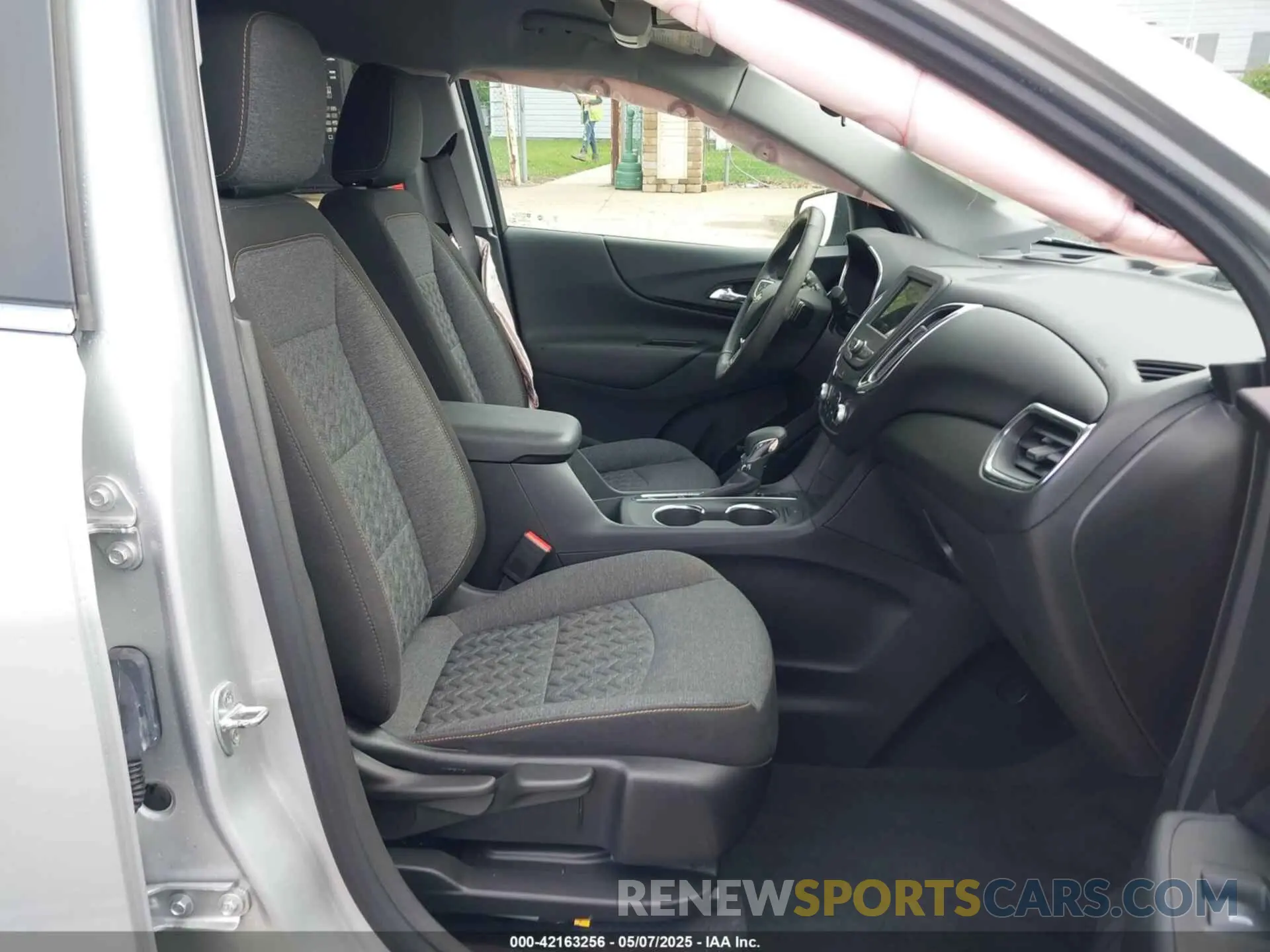 5 Photograph of a damaged car 3GNAXUEV9NL250639 CHEVROLET EQUINOX 2022
