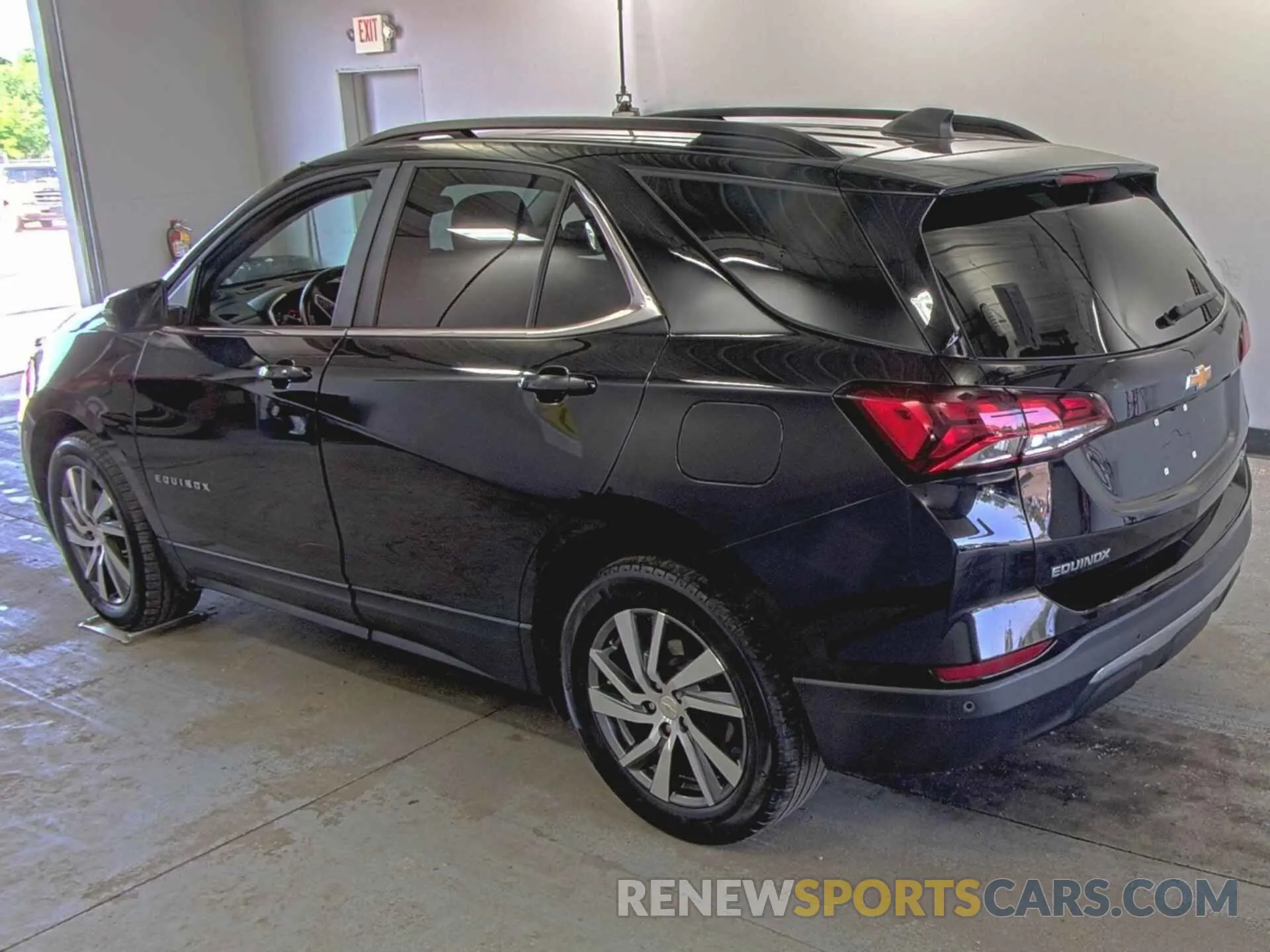 8 Photograph of a damaged car 3GNAXUEV9NL307924 CHEVROLET EQUINOX 2022