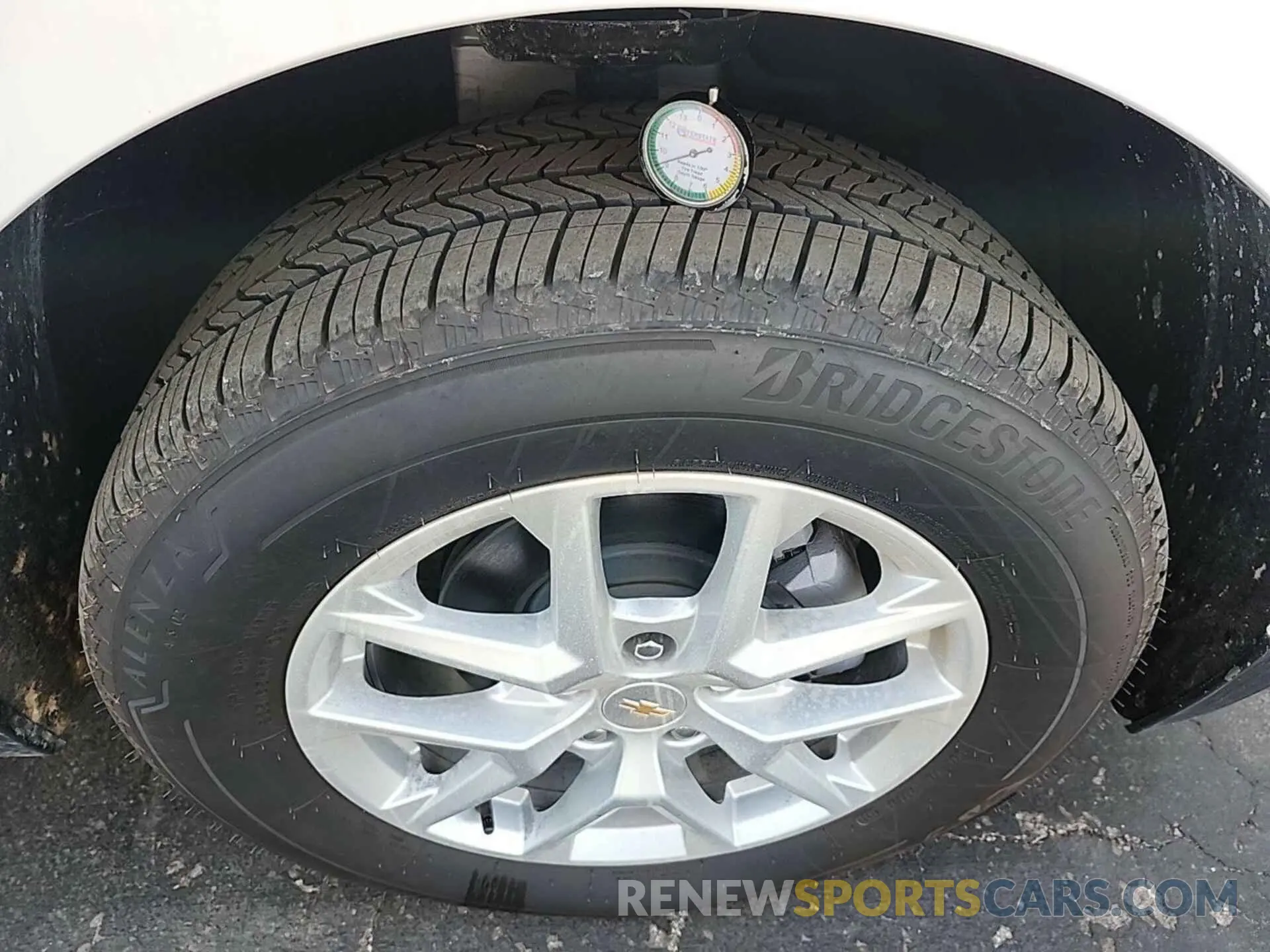 33 Photograph of a damaged car 3GNAX5EG1RL261423 CHEVROLET EQUINOX 2024