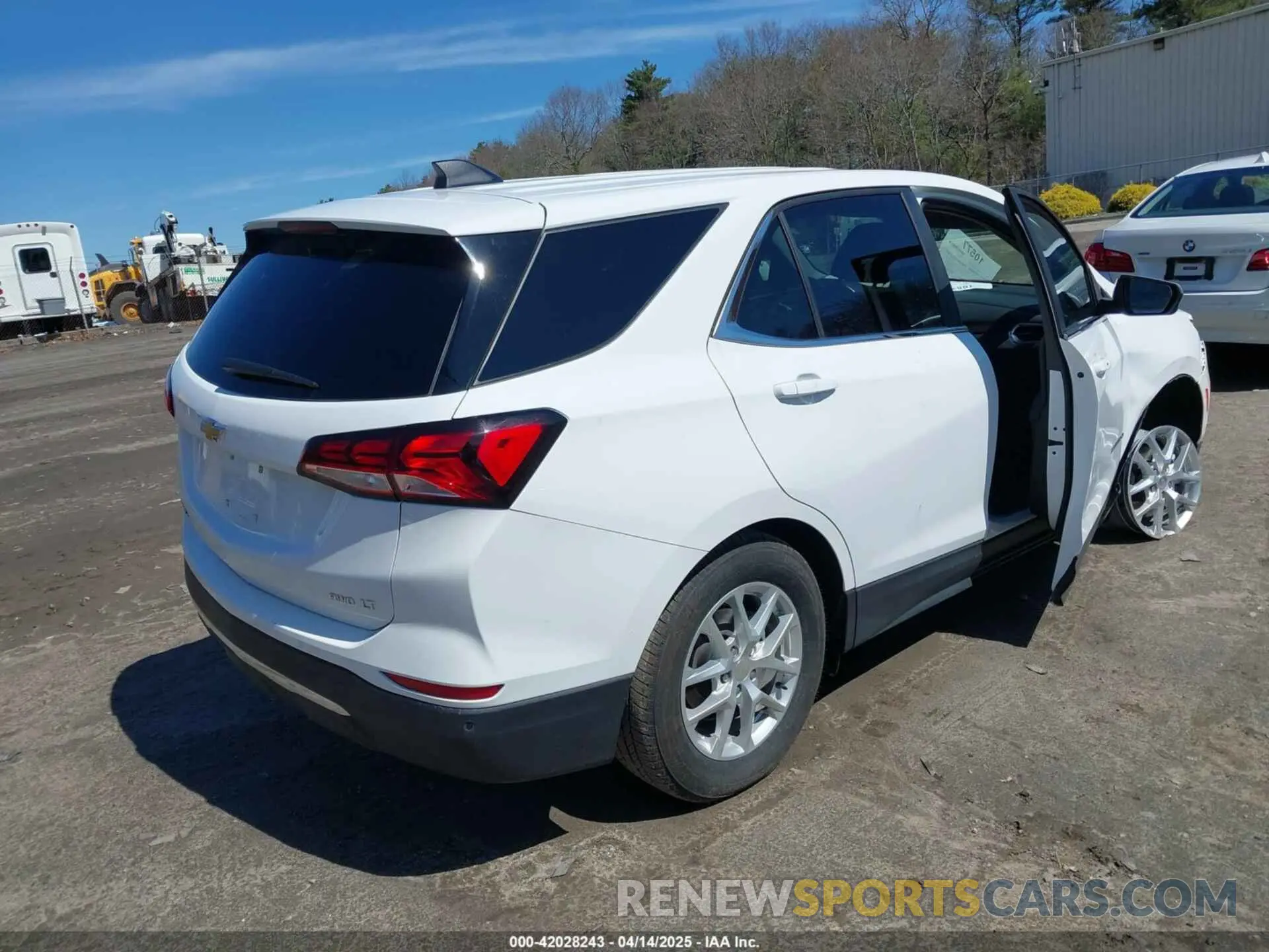 4 Photograph of a damaged car 3GNAXUEG2RL348046 CHEVROLET EQUINOX 2024
