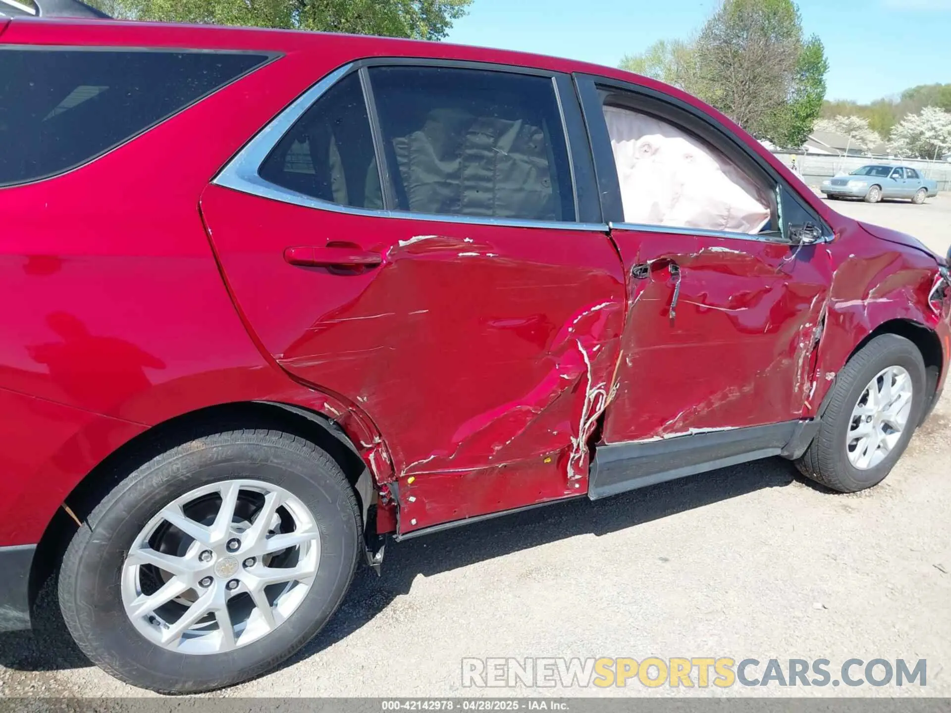 17 Photograph of a damaged car 3GNAXUEG3RL312785 CHEVROLET EQUINOX 2024