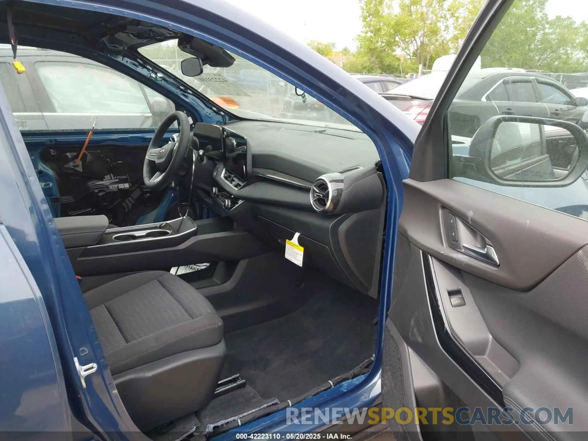 5 Photograph of a damaged car 3GNAXPEG1SL294231 CHEVROLET EQUINOX 2025