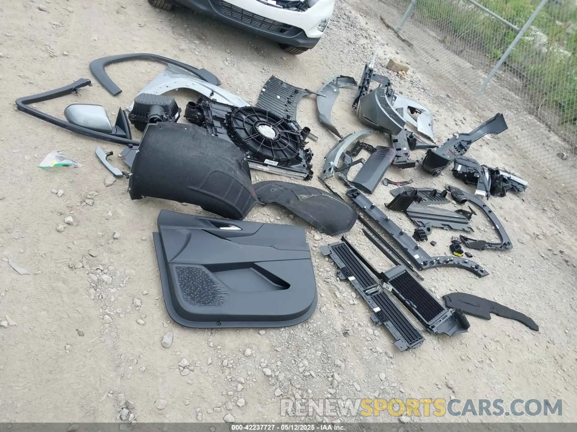 12 Photograph of a damaged car 3GNAXPEG4SL325018 CHEVROLET EQUINOX 2025