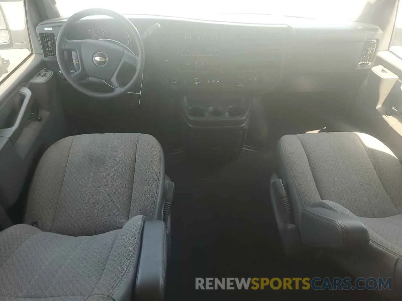 8 Photograph of a damaged car 1GAZGPFG4K1252856 CHEVROLET EXPRESS 2019