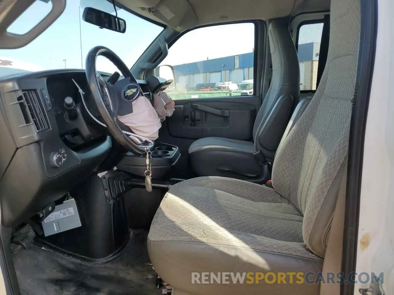 7 Photograph of a damaged car 1GCWGAFG8K1306649 CHEVROLET EXPRESS 2019