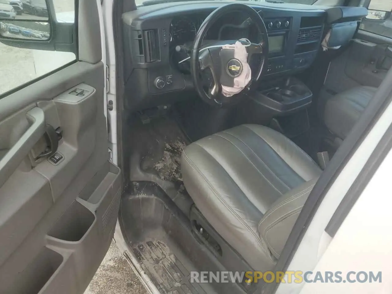 8 Photograph of a damaged car 1GCWGAFP1K1169683 CHEVROLET EXPRESS 2019