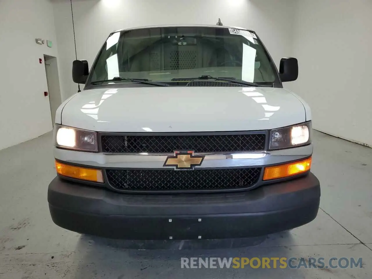 5 Photograph of a damaged car 1GCWGAFP5K1209330 CHEVROLET EXPRESS 2019