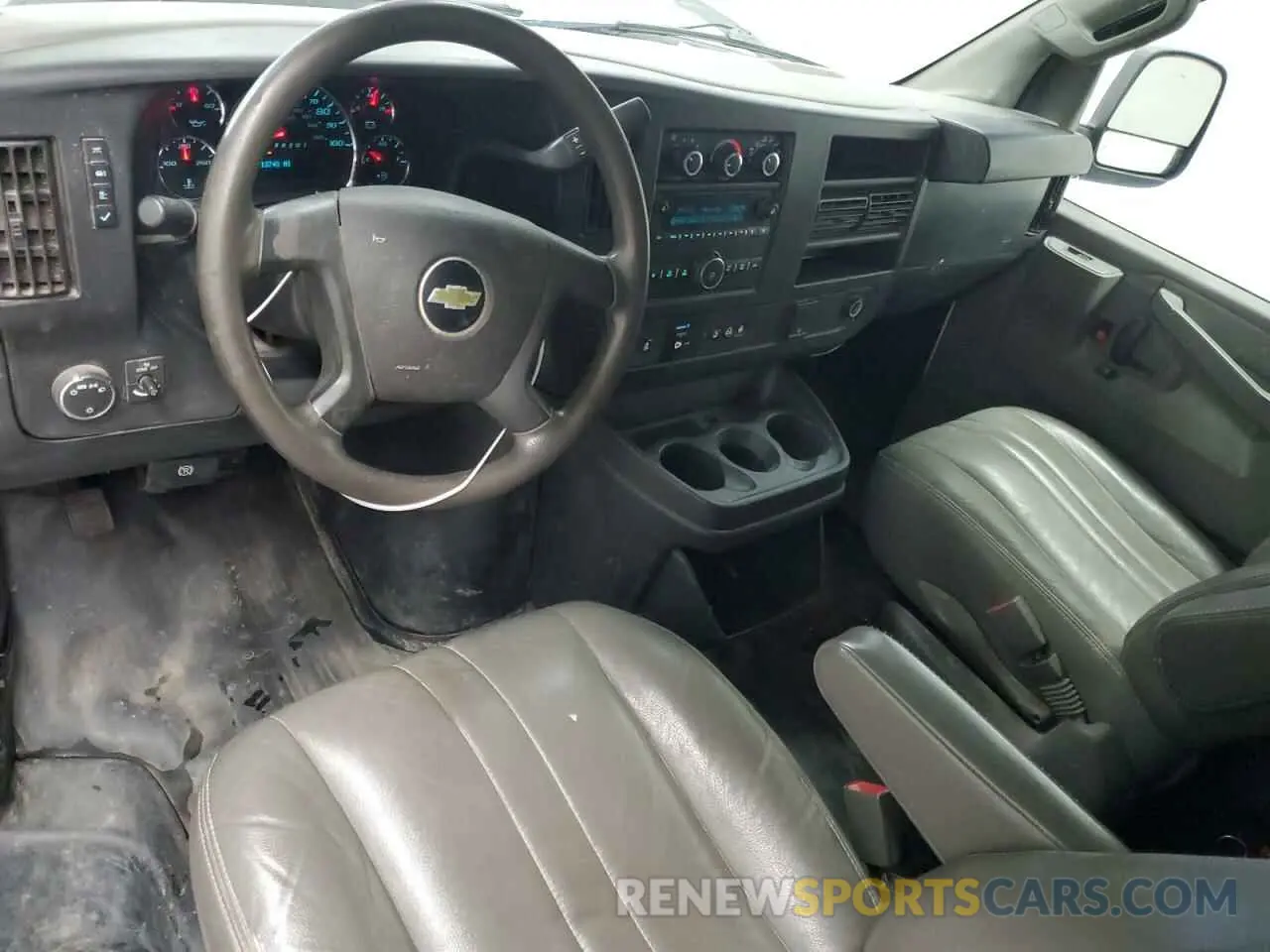 8 Photograph of a damaged car 1GCWGAFP5K1209330 CHEVROLET EXPRESS 2019