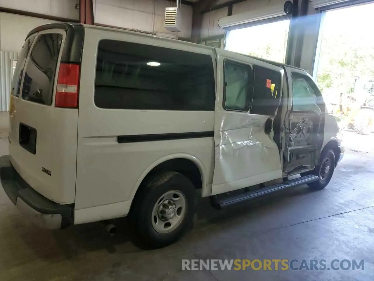 3 Photograph of a damaged car 1GAWGFFP0L1269040 CHEVROLET EXPRESS 2020