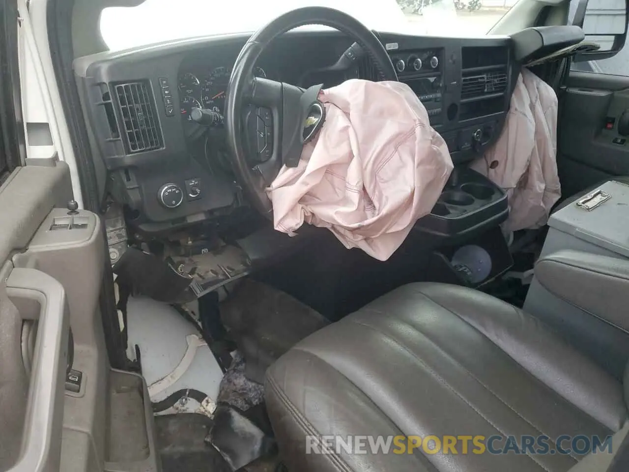 8 Photograph of a damaged car 1GCWGAFG3L1265011 CHEVROLET EXPRESS 2020