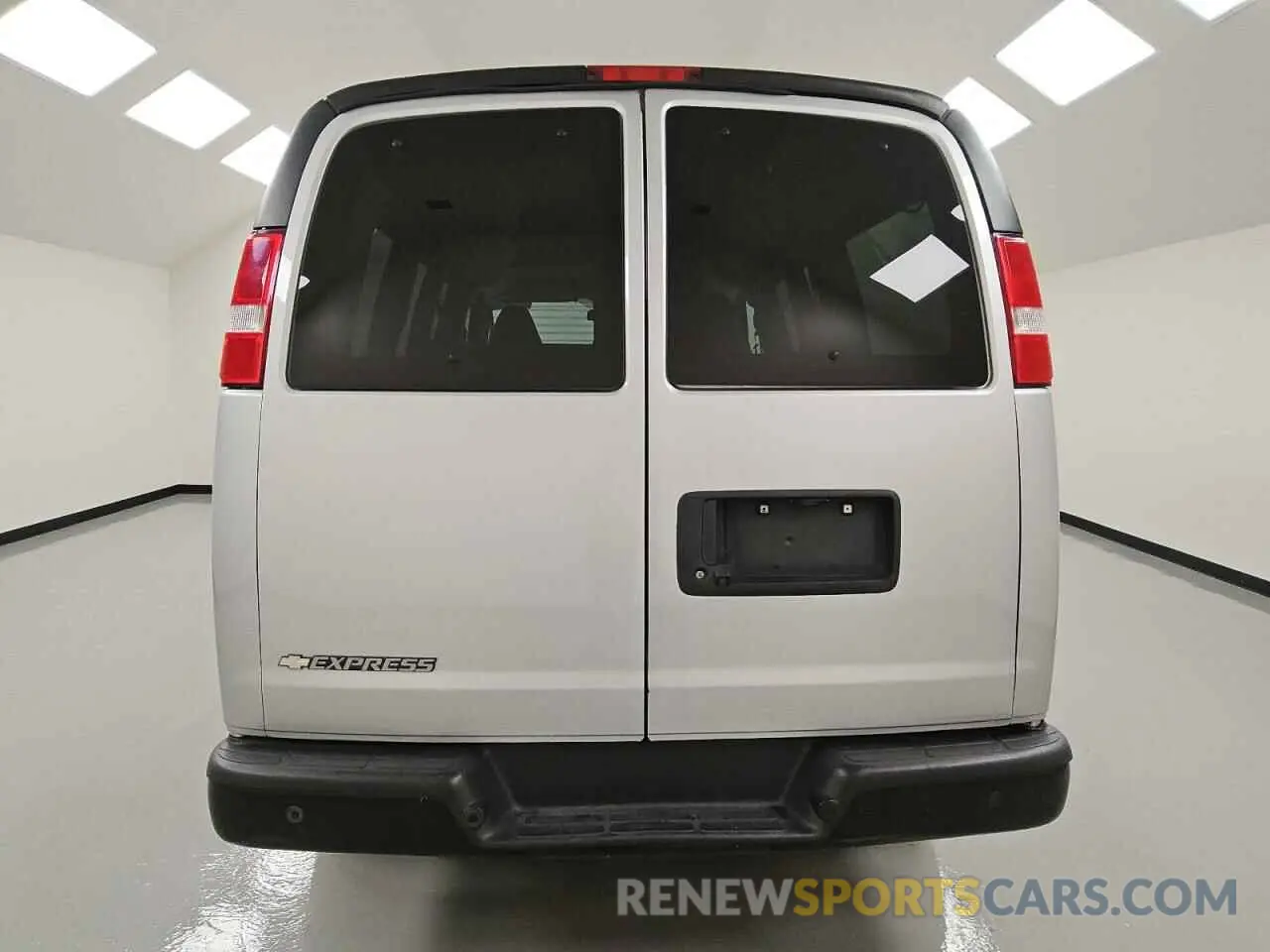 6 Photograph of a damaged car 1GCWGAFG7L1242881 CHEVROLET EXPRESS 2020