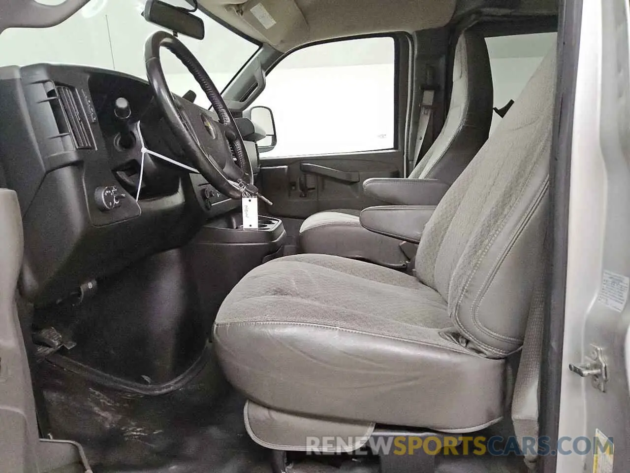 7 Photograph of a damaged car 1GCWGAFG7L1242881 CHEVROLET EXPRESS 2020