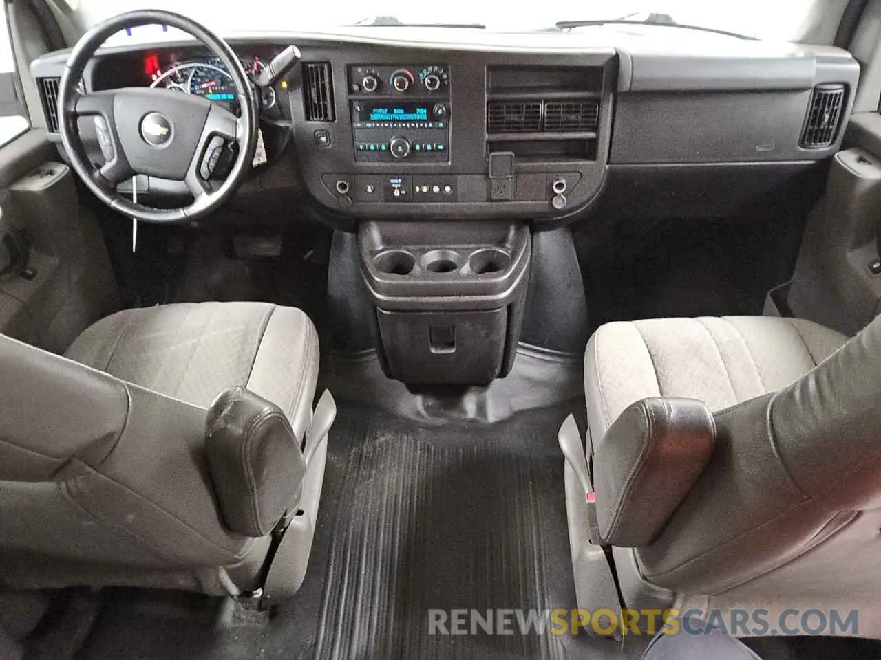 8 Photograph of a damaged car 1GCWGAFG7L1242881 CHEVROLET EXPRESS 2020