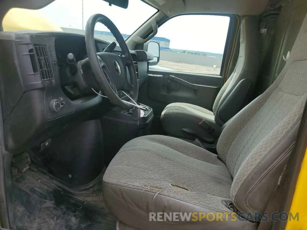 7 Photograph of a damaged car 1GCWGAFP3L1271813 CHEVROLET EXPRESS 2020