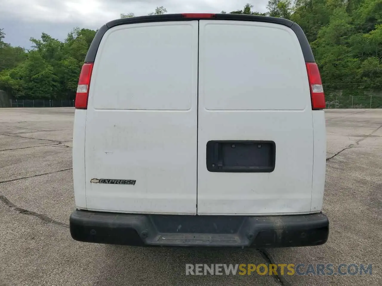 6 Photograph of a damaged car 1GCWGAFP4L1248766 CHEVROLET EXPRESS 2020