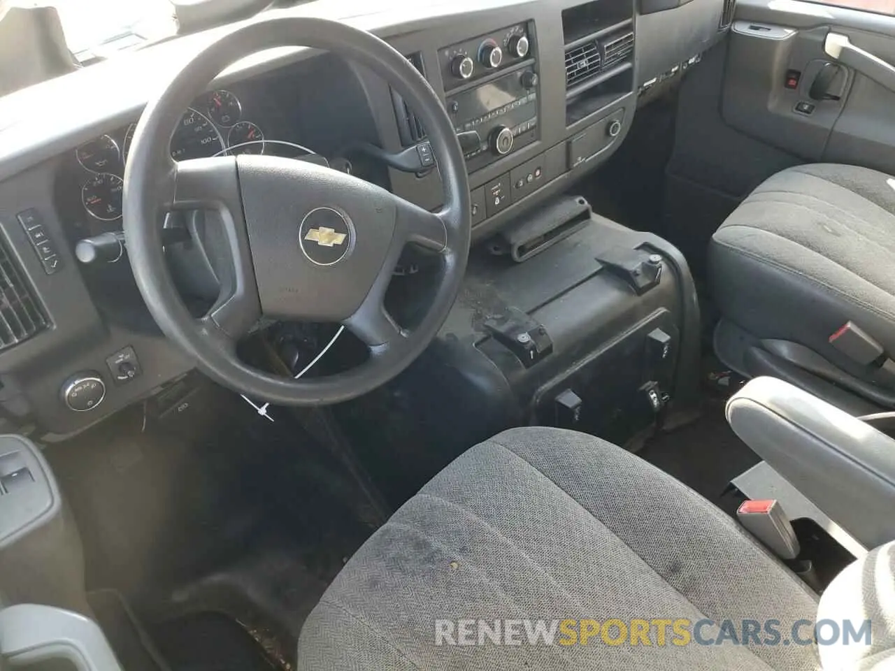 8 Photograph of a damaged car 1GCWGAFP5L1159031 CHEVROLET EXPRESS 2020