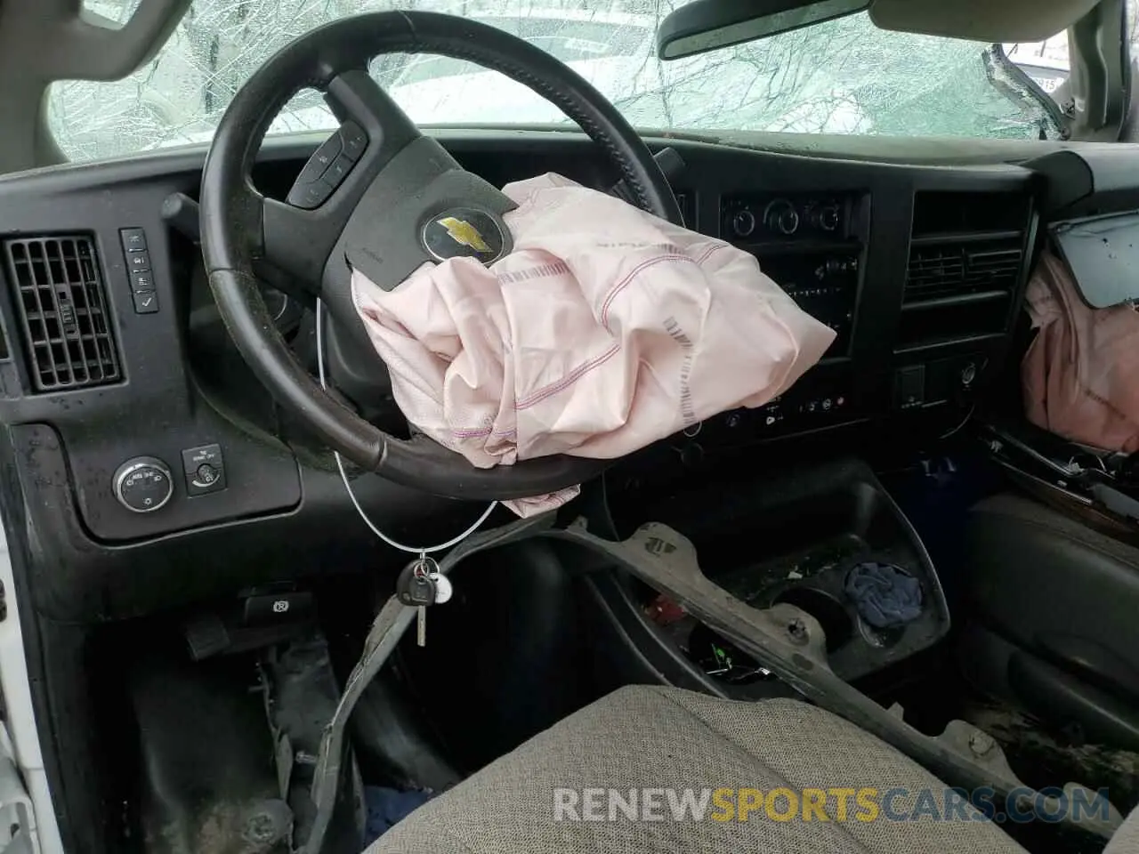 8 Photograph of a damaged car 1GCWGAFP7L1271104 CHEVROLET EXPRESS 2020