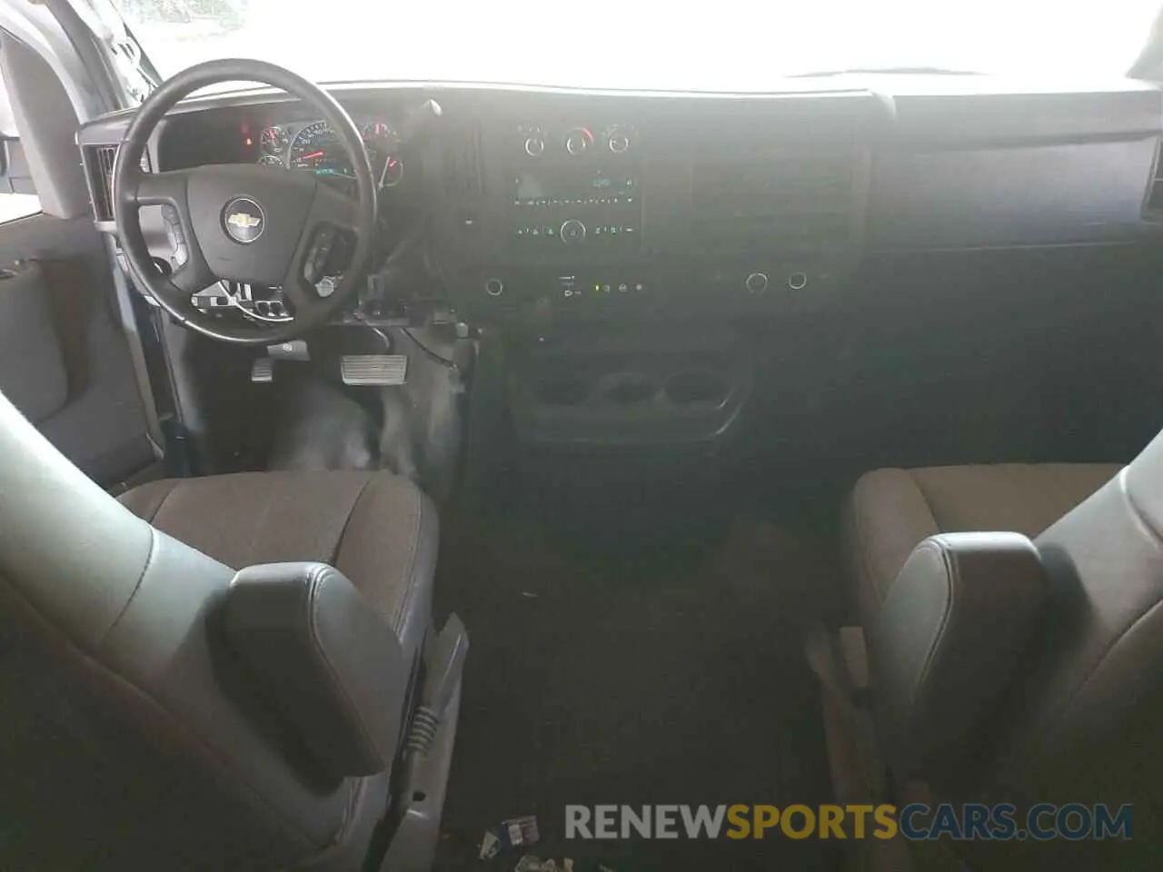8 Photograph of a damaged car 1GCWGBFPXM1187527 CHEVROLET EXPRESS 2021