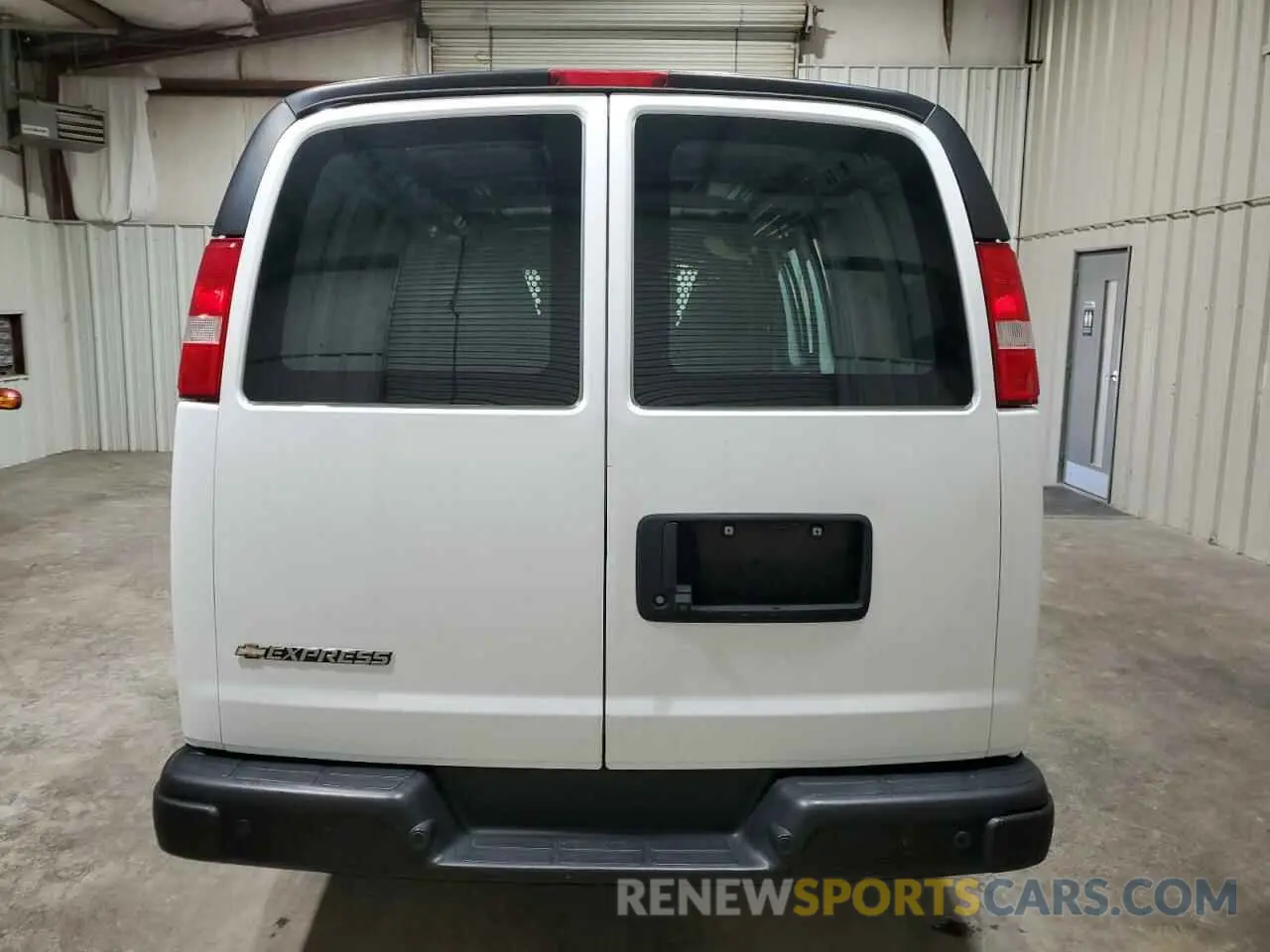 6 Photograph of a damaged car 1GCWGAFP8N1259529 CHEVROLET EXPRESS 2022