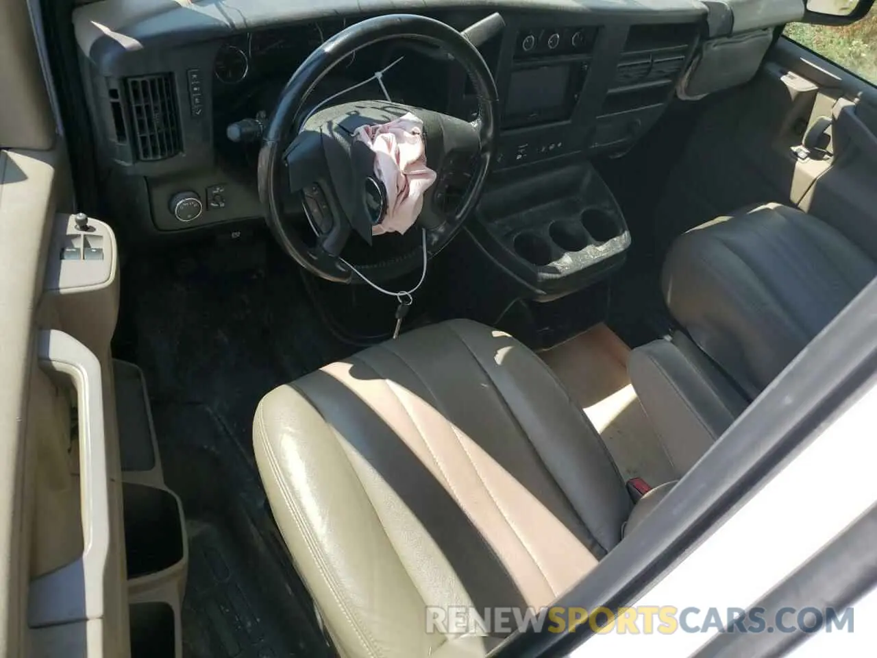 8 Photograph of a damaged car 1GCWGBFP4N1167923 CHEVROLET EXPRESS 2022