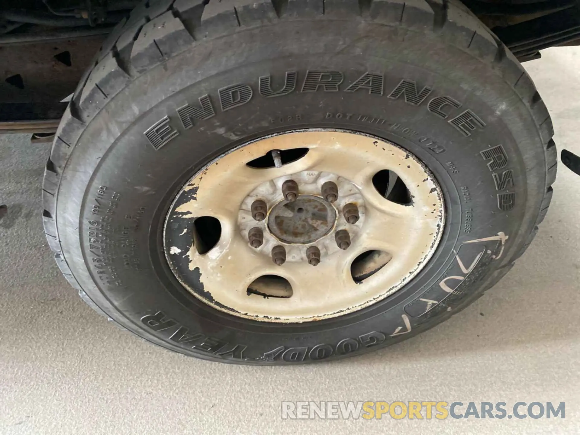 33 Photograph of a damaged car 1GCWGAF10K1222675 CHEVROLET EXPRESS 2500 2019