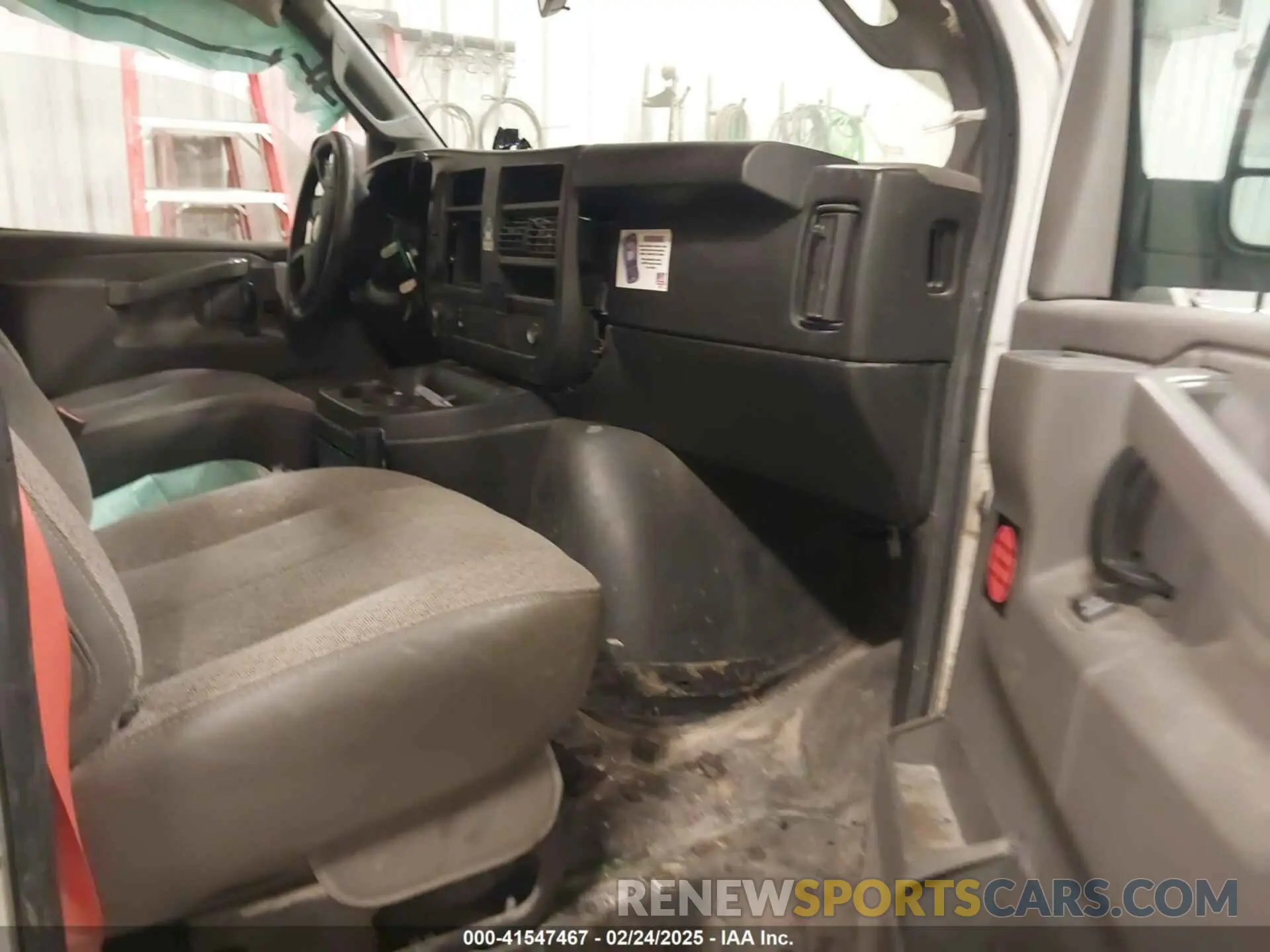 5 Photograph of a damaged car 1GCWGAF10K1253120 CHEVROLET EXPRESS 2500 2019