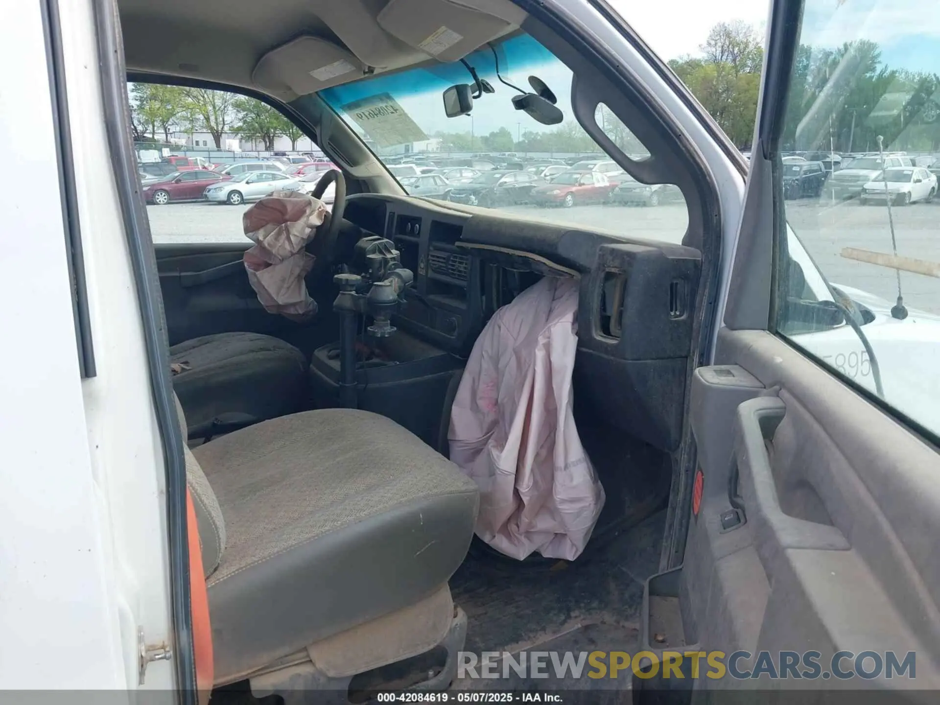 5 Photograph of a damaged car 1GCWGAF16K1370538 CHEVROLET EXPRESS 2500 2019