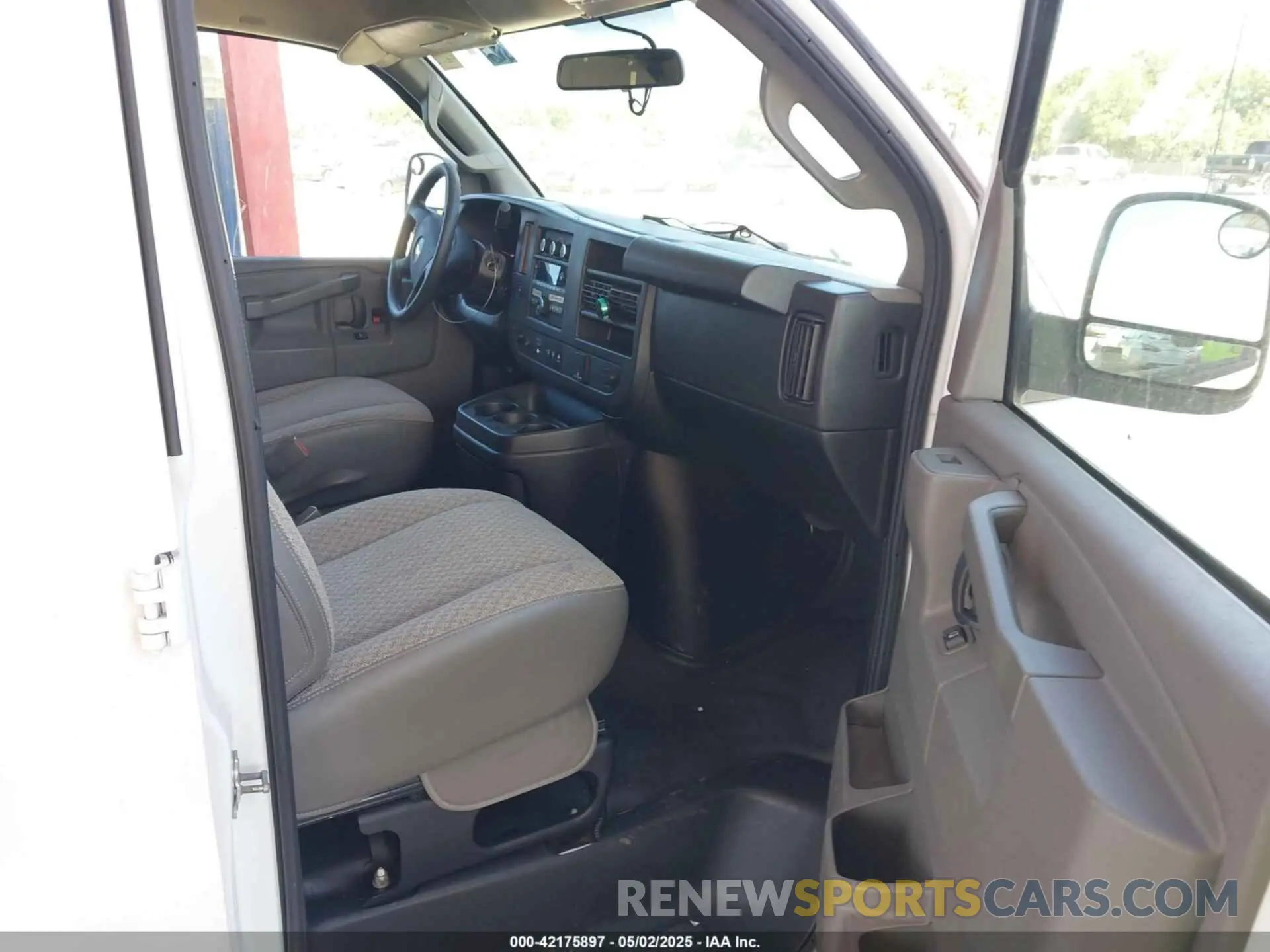 5 Photograph of a damaged car 1GCWGAFG1K1232961 CHEVROLET EXPRESS 2500 2019