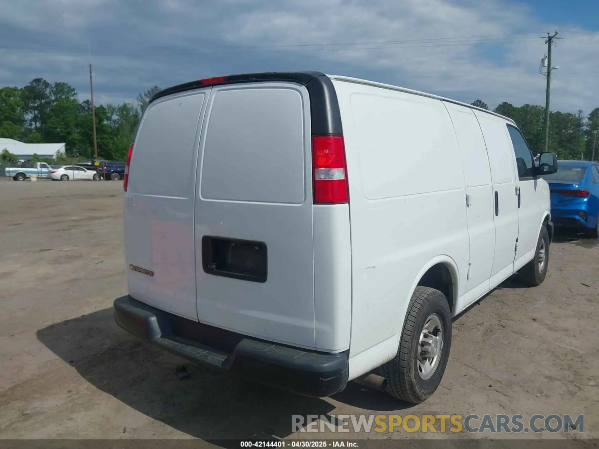 4 Photograph of a damaged car 1GCWGAFP2K1241541 CHEVROLET EXPRESS 2500 2019