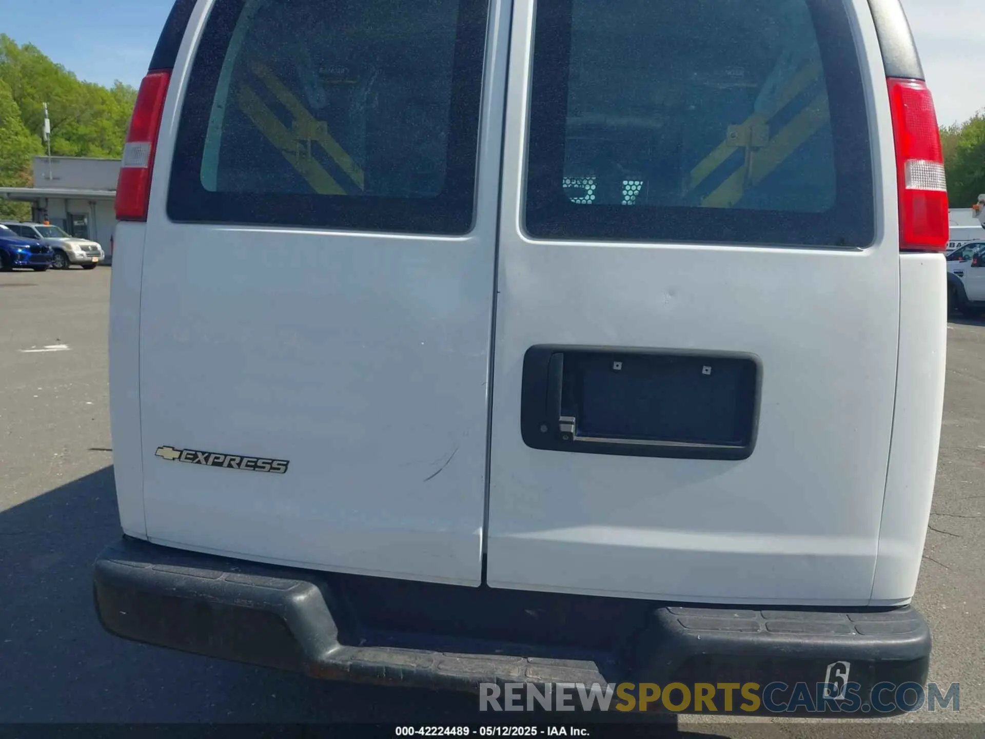 18 Photograph of a damaged car 1GCWGAFP2K1251874 CHEVROLET EXPRESS 2500 2019