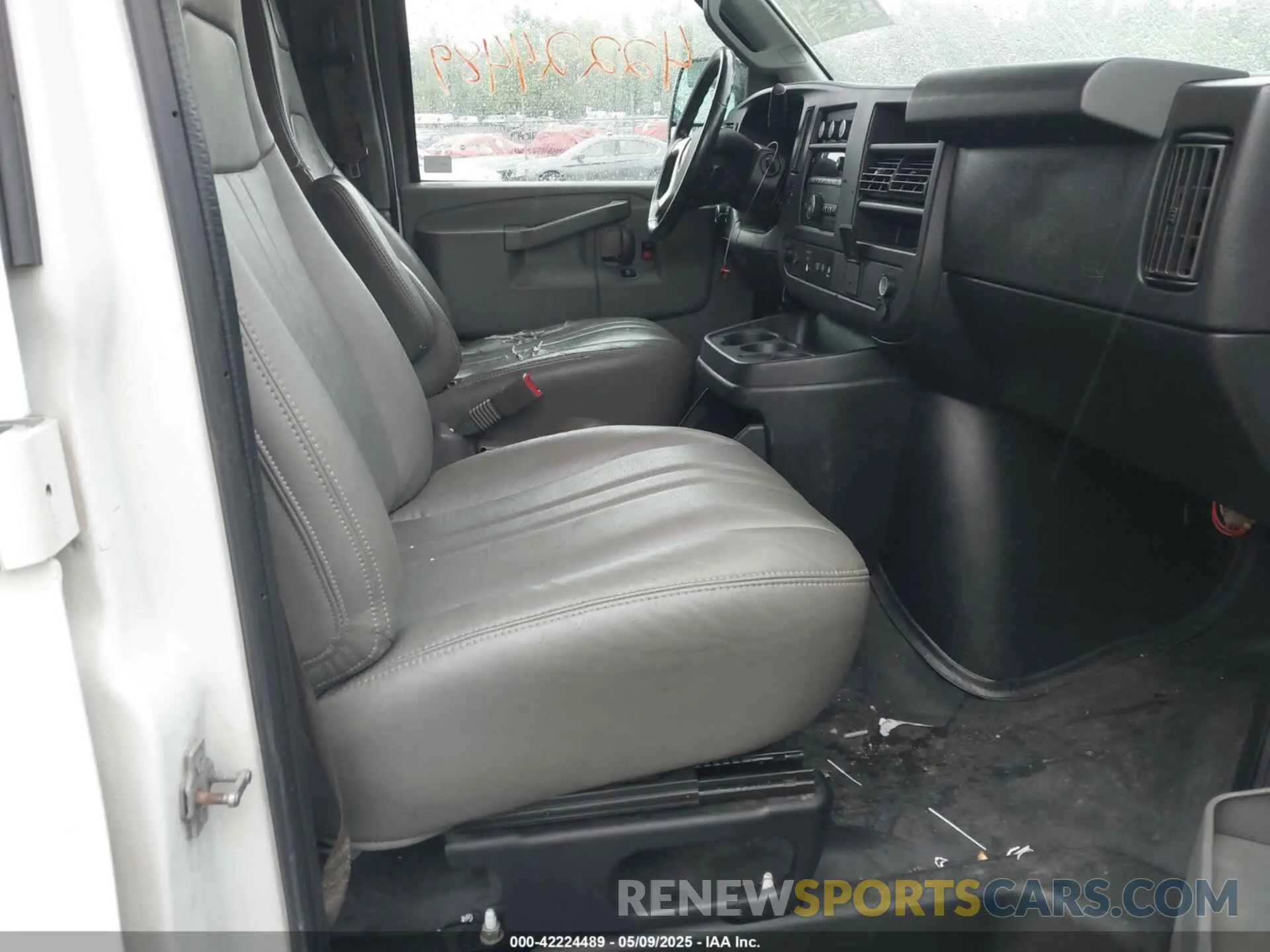 5 Photograph of a damaged car 1GCWGAFP2K1251874 CHEVROLET EXPRESS 2500 2019