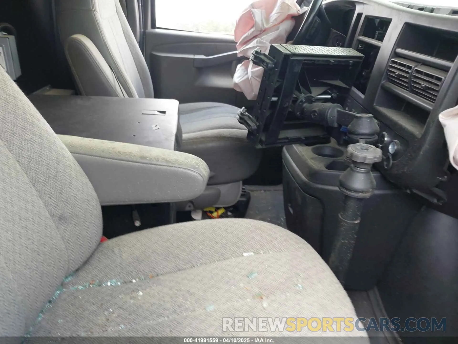 5 Photograph of a damaged car 1GCWGAFP2K1347973 CHEVROLET EXPRESS 2500 2019