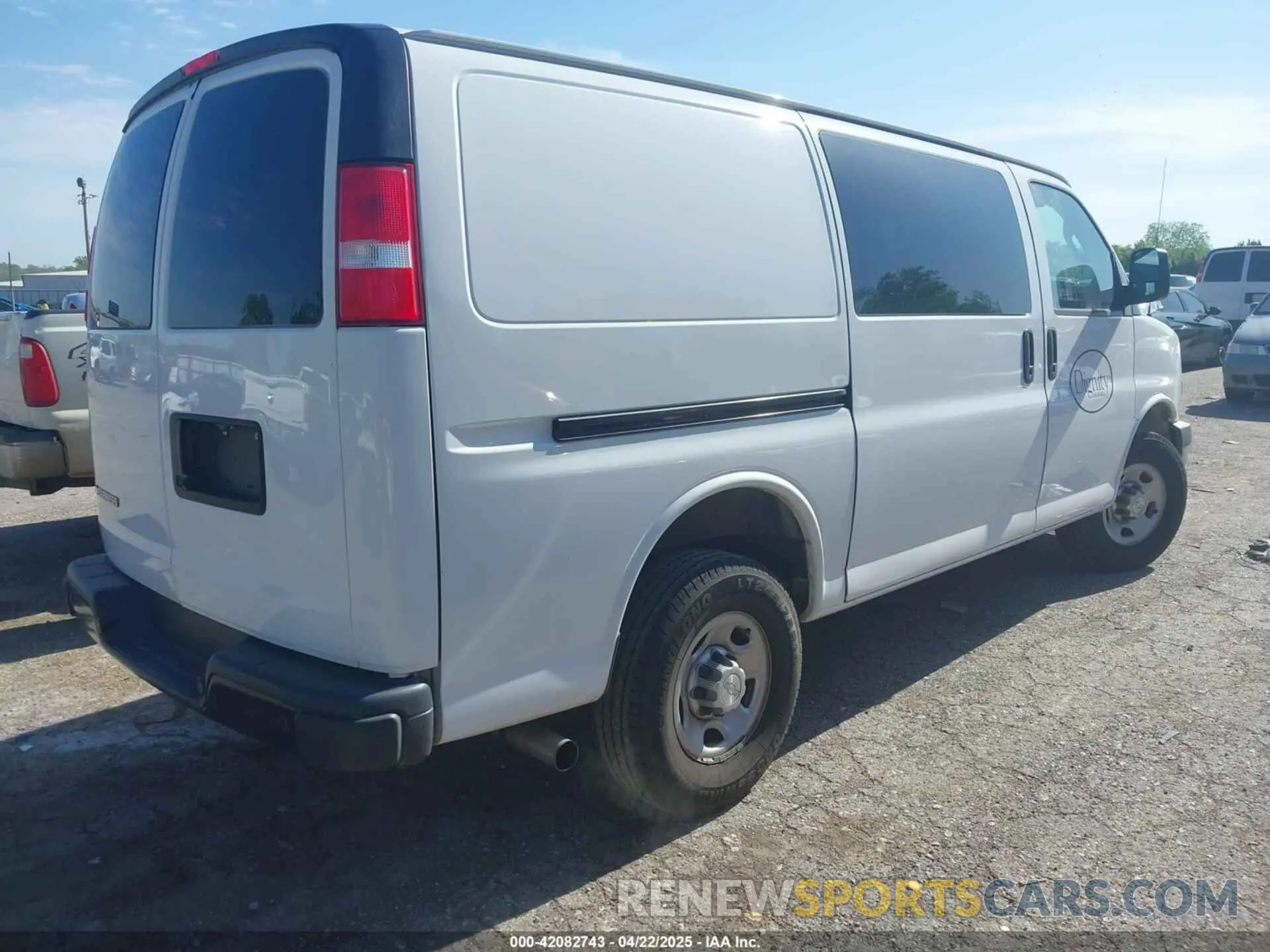 4 Photograph of a damaged car 1GCWGAFP6K1173549 CHEVROLET EXPRESS 2500 2019