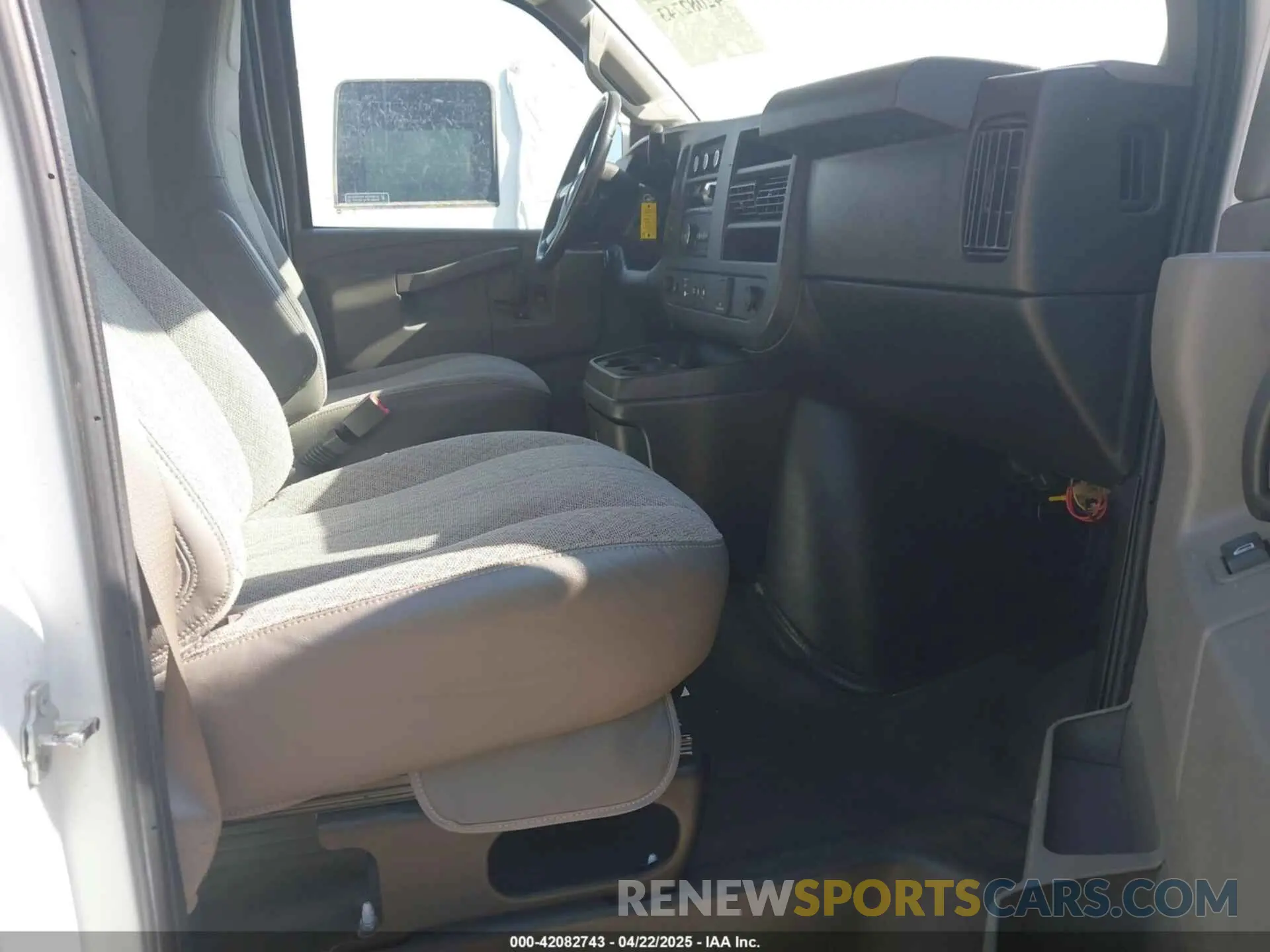 5 Photograph of a damaged car 1GCWGAFP6K1173549 CHEVROLET EXPRESS 2500 2019