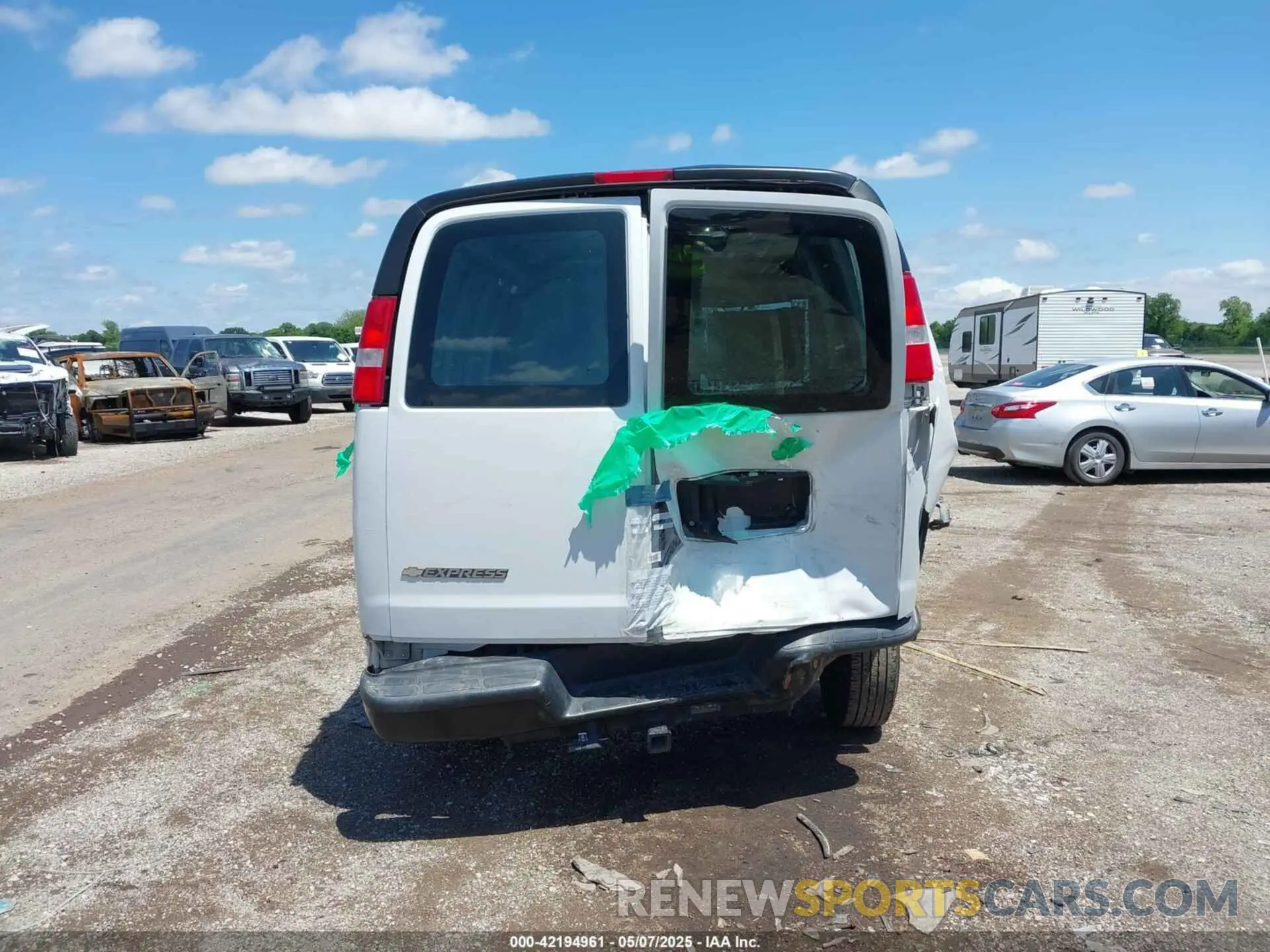 16 Photograph of a damaged car 1GCWGAFP6K1368910 CHEVROLET EXPRESS 2500 2019