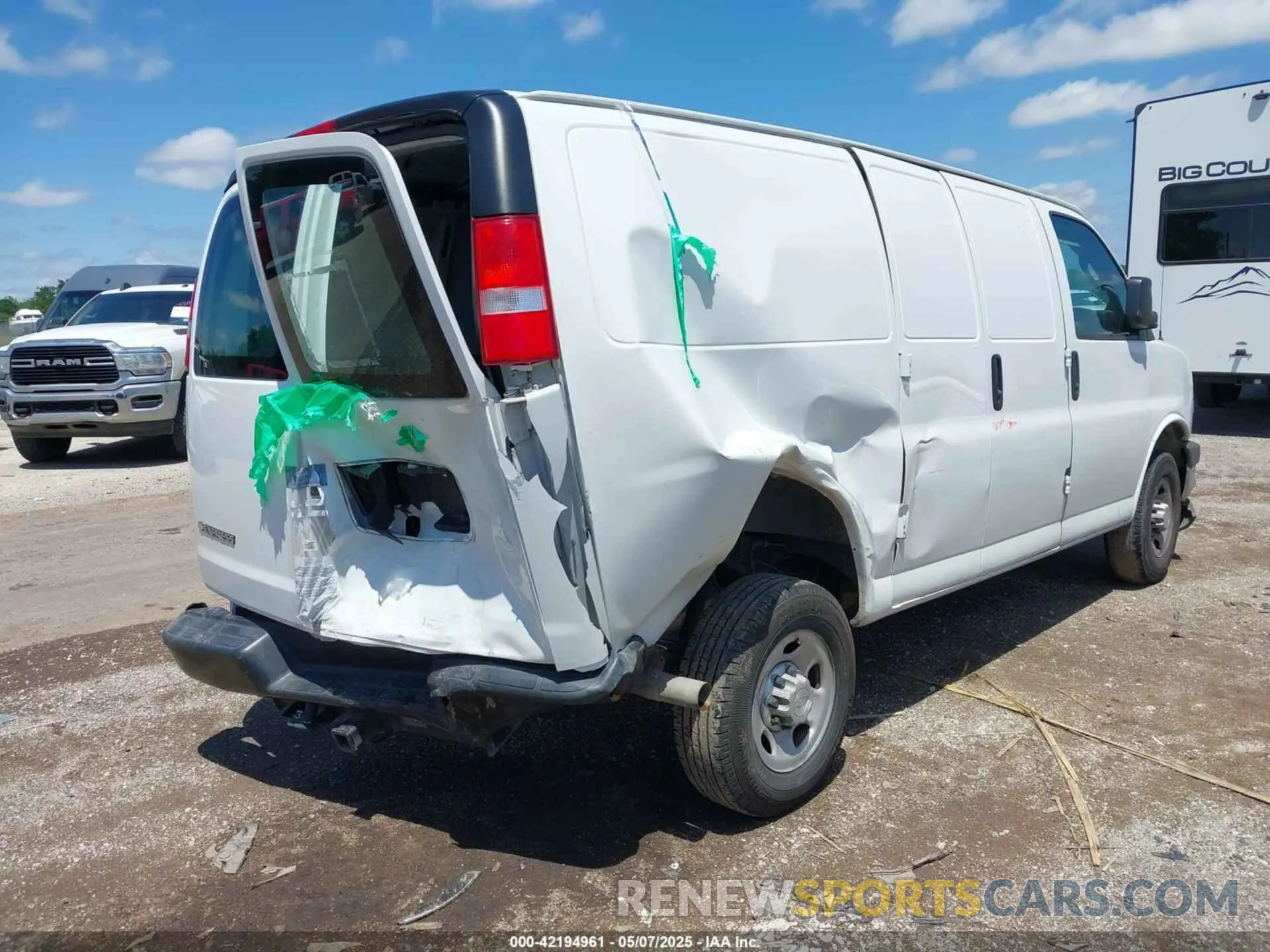 4 Photograph of a damaged car 1GCWGAFP6K1368910 CHEVROLET EXPRESS 2500 2019