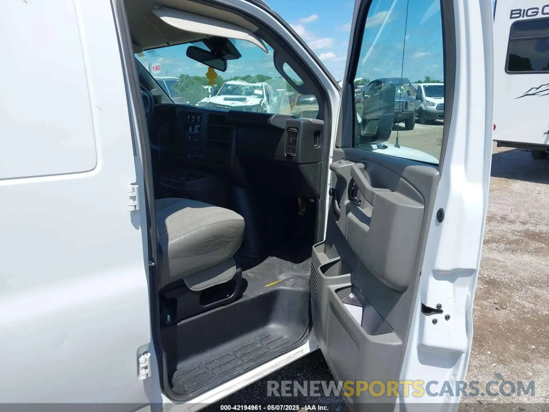 5 Photograph of a damaged car 1GCWGAFP6K1368910 CHEVROLET EXPRESS 2500 2019