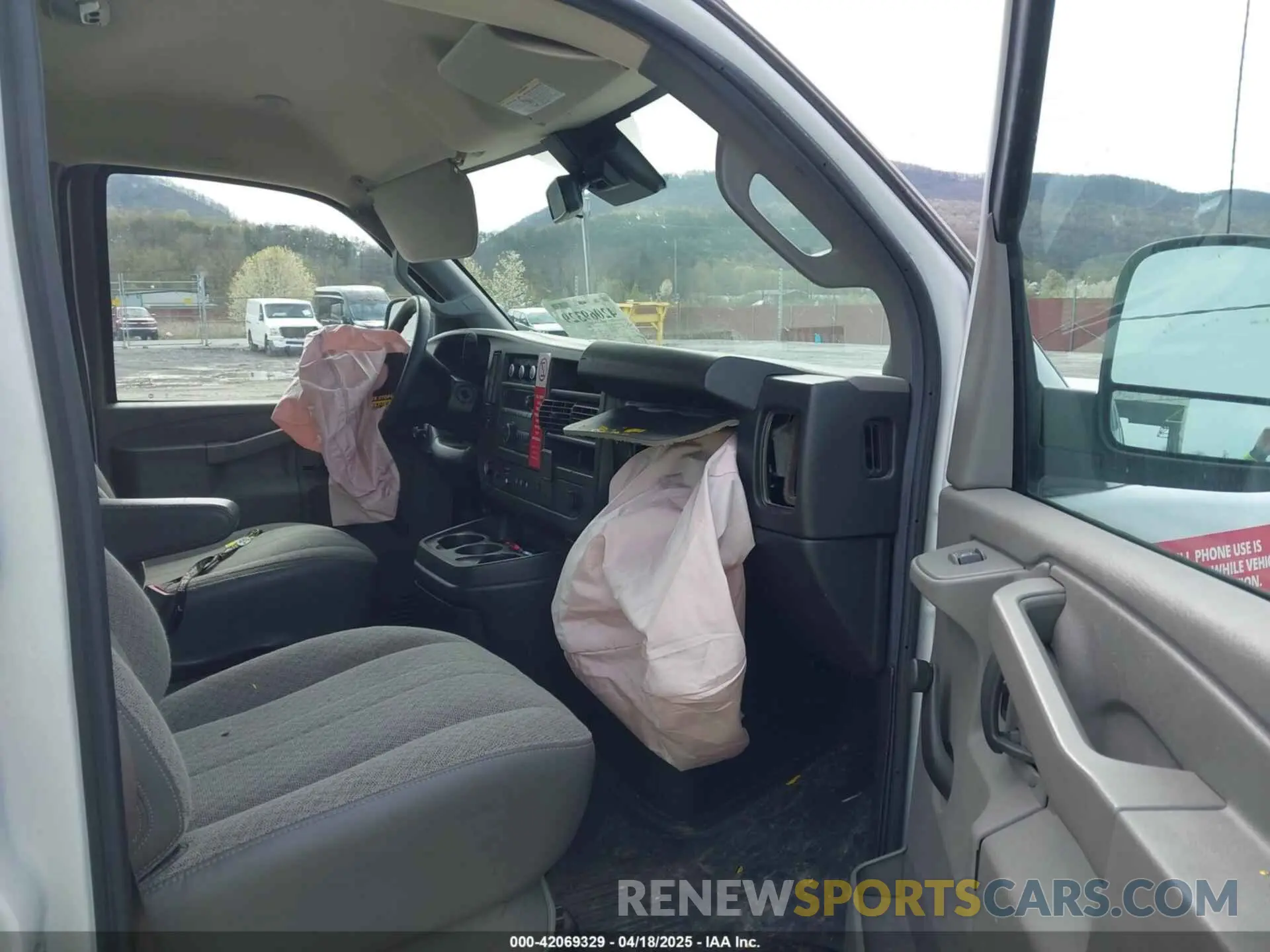 5 Photograph of a damaged car 1GCWGAFP6K1369099 CHEVROLET EXPRESS 2500 2019