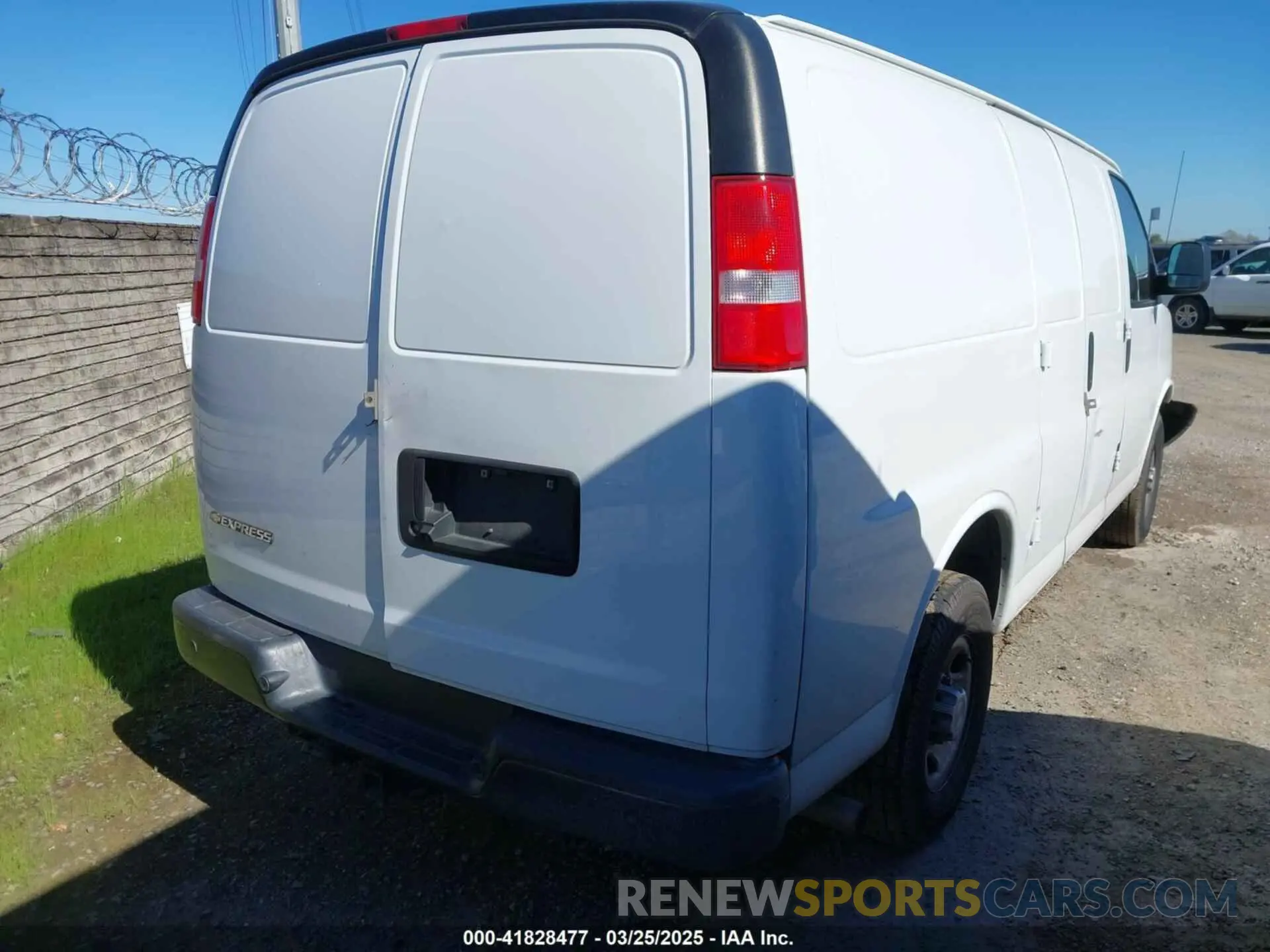 4 Photograph of a damaged car 1GCWGAFPXK1364021 CHEVROLET EXPRESS 2500 2019