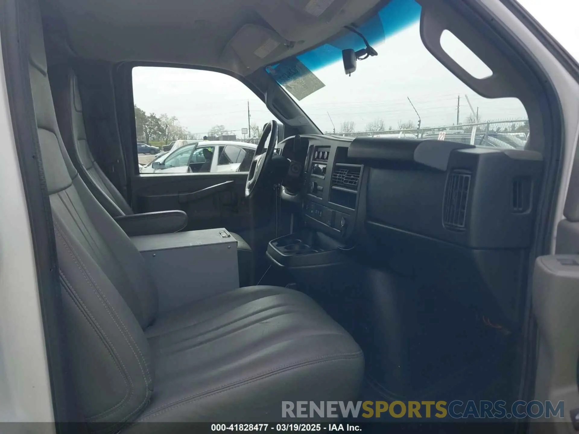 5 Photograph of a damaged car 1GCWGAFPXK1364021 CHEVROLET EXPRESS 2500 2019