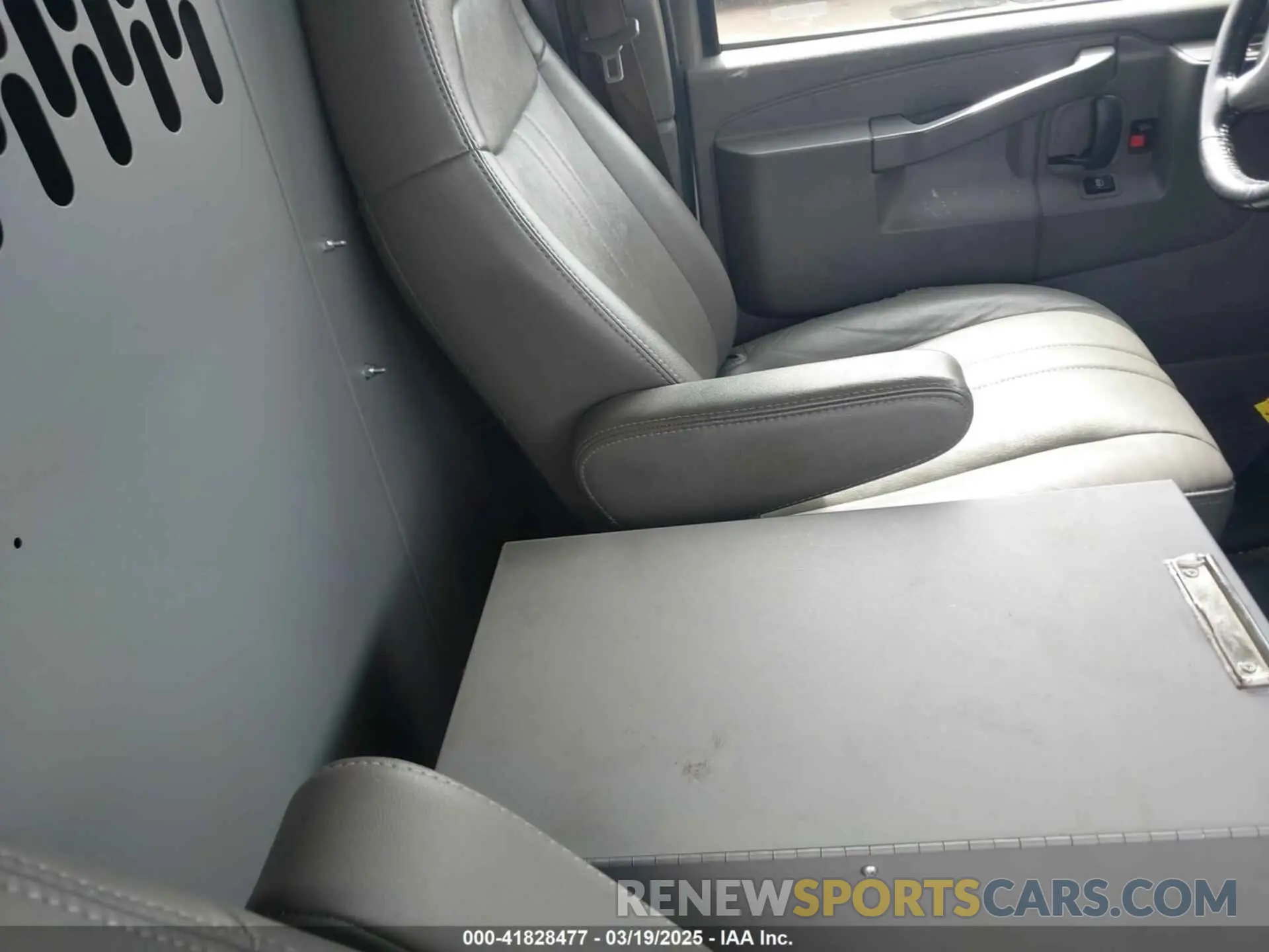 8 Photograph of a damaged car 1GCWGAFPXK1364021 CHEVROLET EXPRESS 2500 2019
