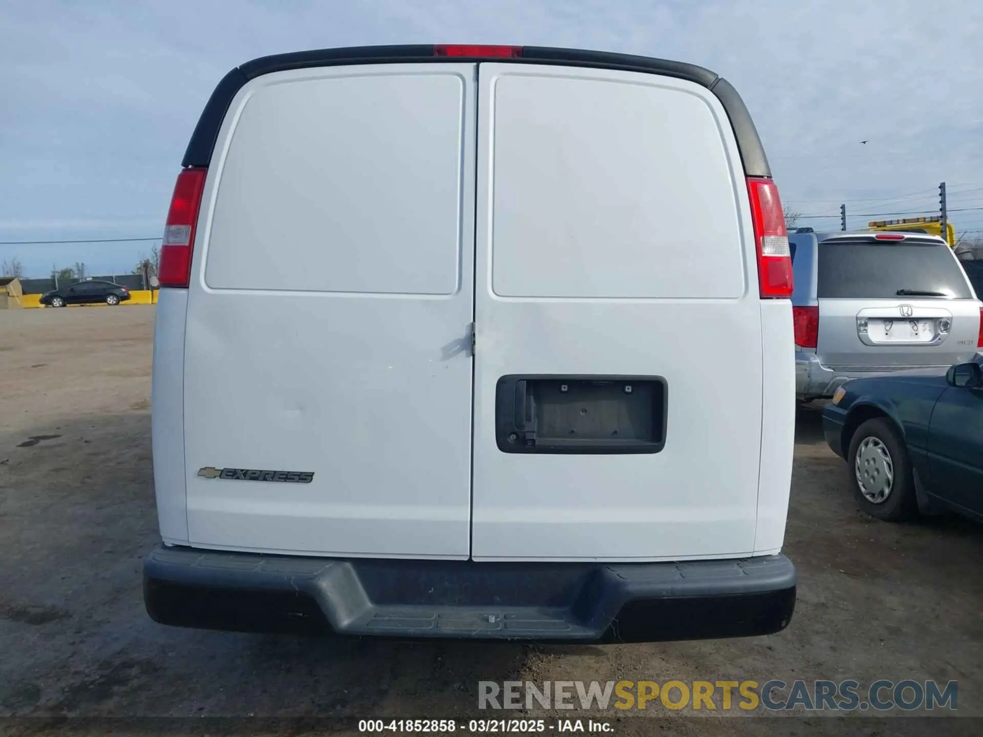 17 Photograph of a damaged car 1GCWGAFPXK1365332 CHEVROLET EXPRESS 2500 2019