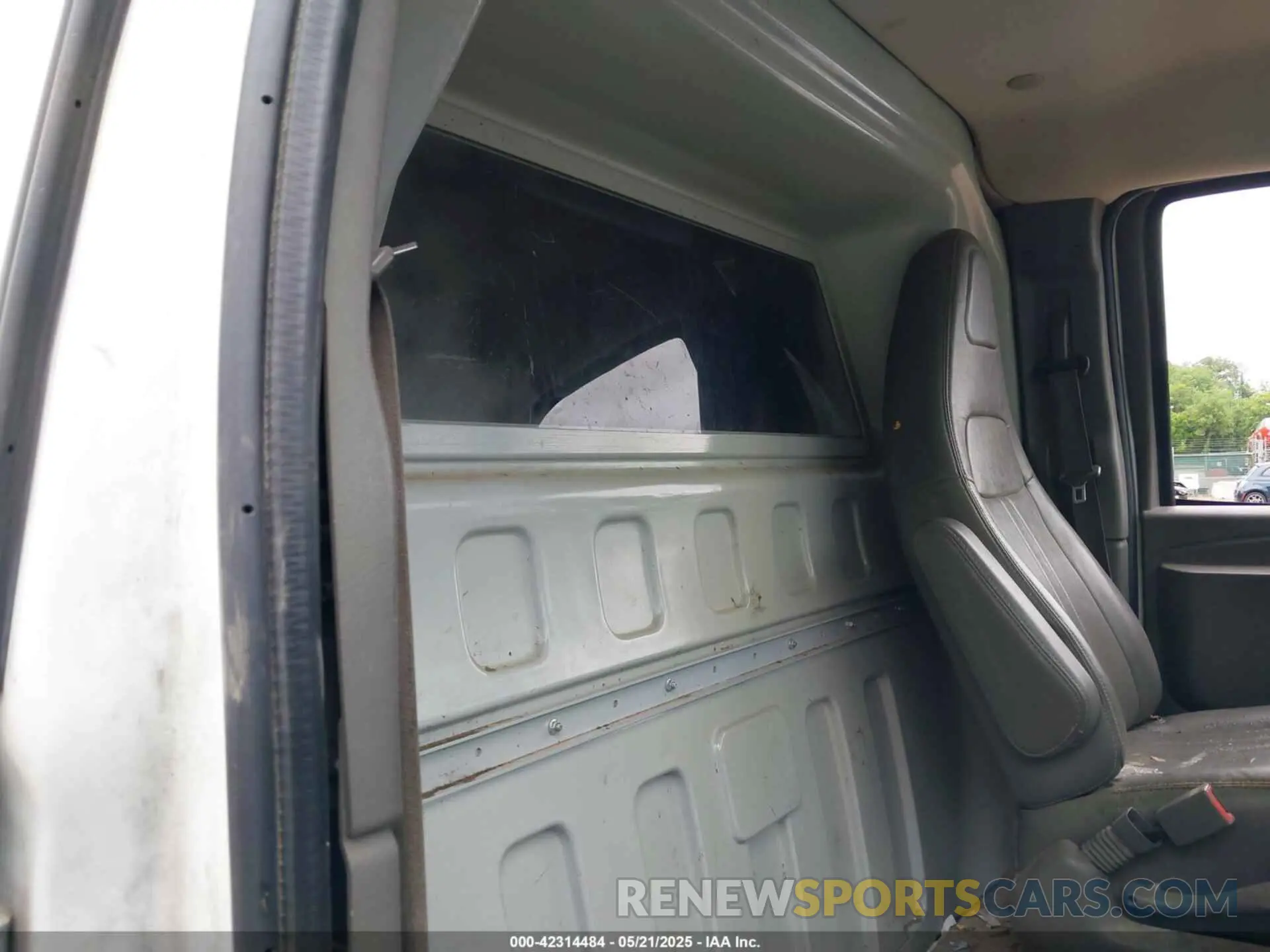 8 Photograph of a damaged car 1GCWGBFG0K1195312 CHEVROLET EXPRESS 2500 2019