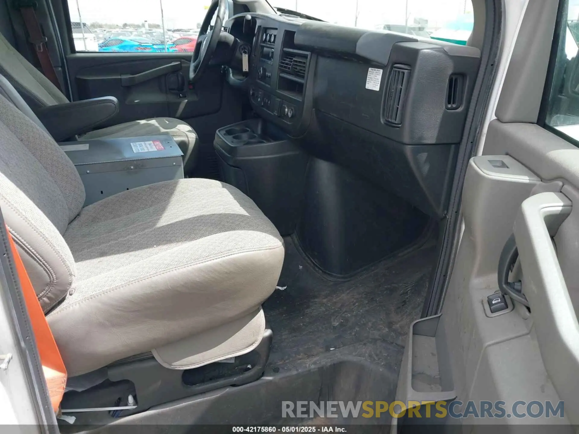 5 Photograph of a damaged car 1GCWGBFP0K1354958 CHEVROLET EXPRESS 2500 2019