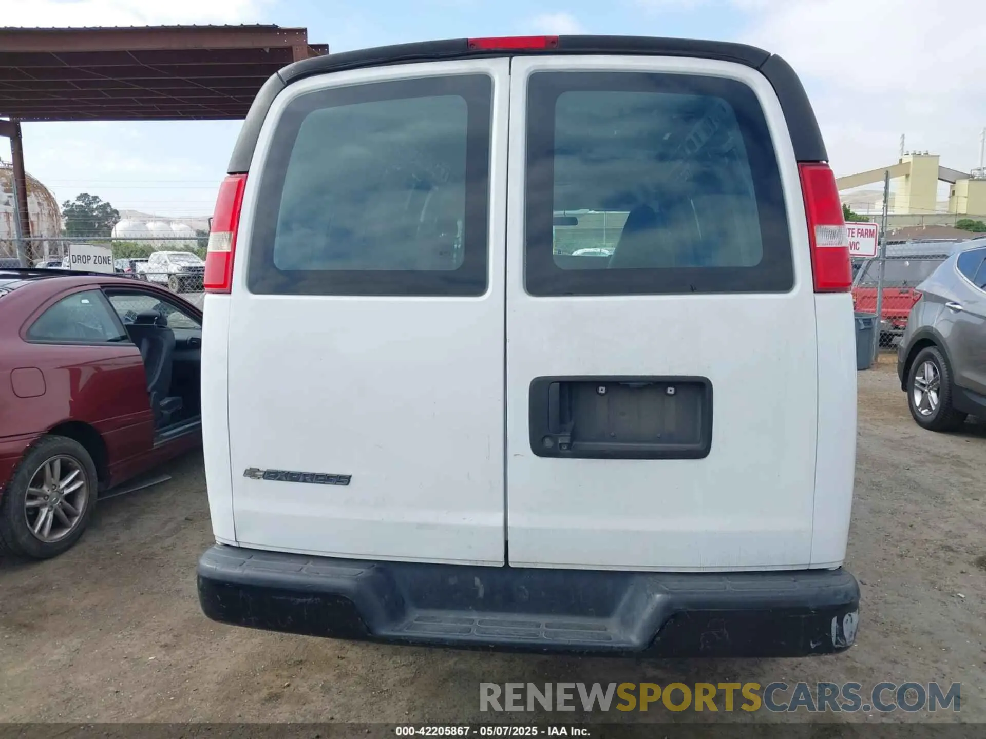 17 Photograph of a damaged car 1GCWGBFP4K1183082 CHEVROLET EXPRESS 2500 2019