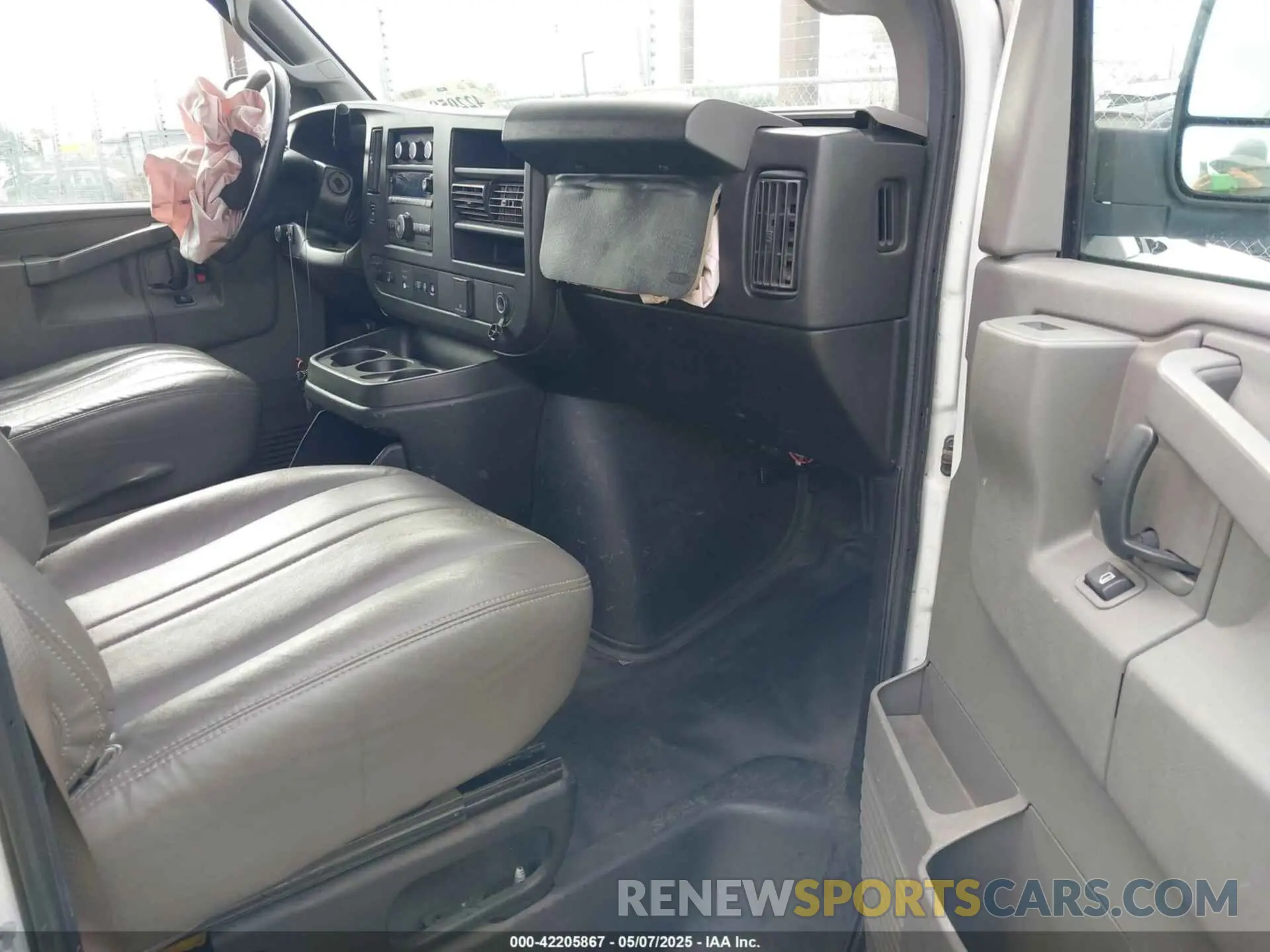 5 Photograph of a damaged car 1GCWGBFP4K1183082 CHEVROLET EXPRESS 2500 2019