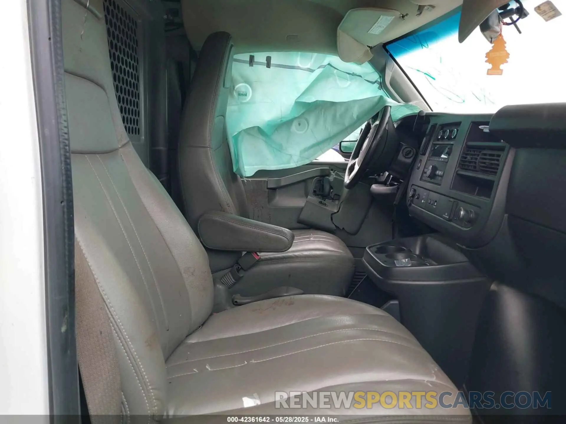 5 Photograph of a damaged car 1GCWGBFP5K1372789 CHEVROLET EXPRESS 2500 2019