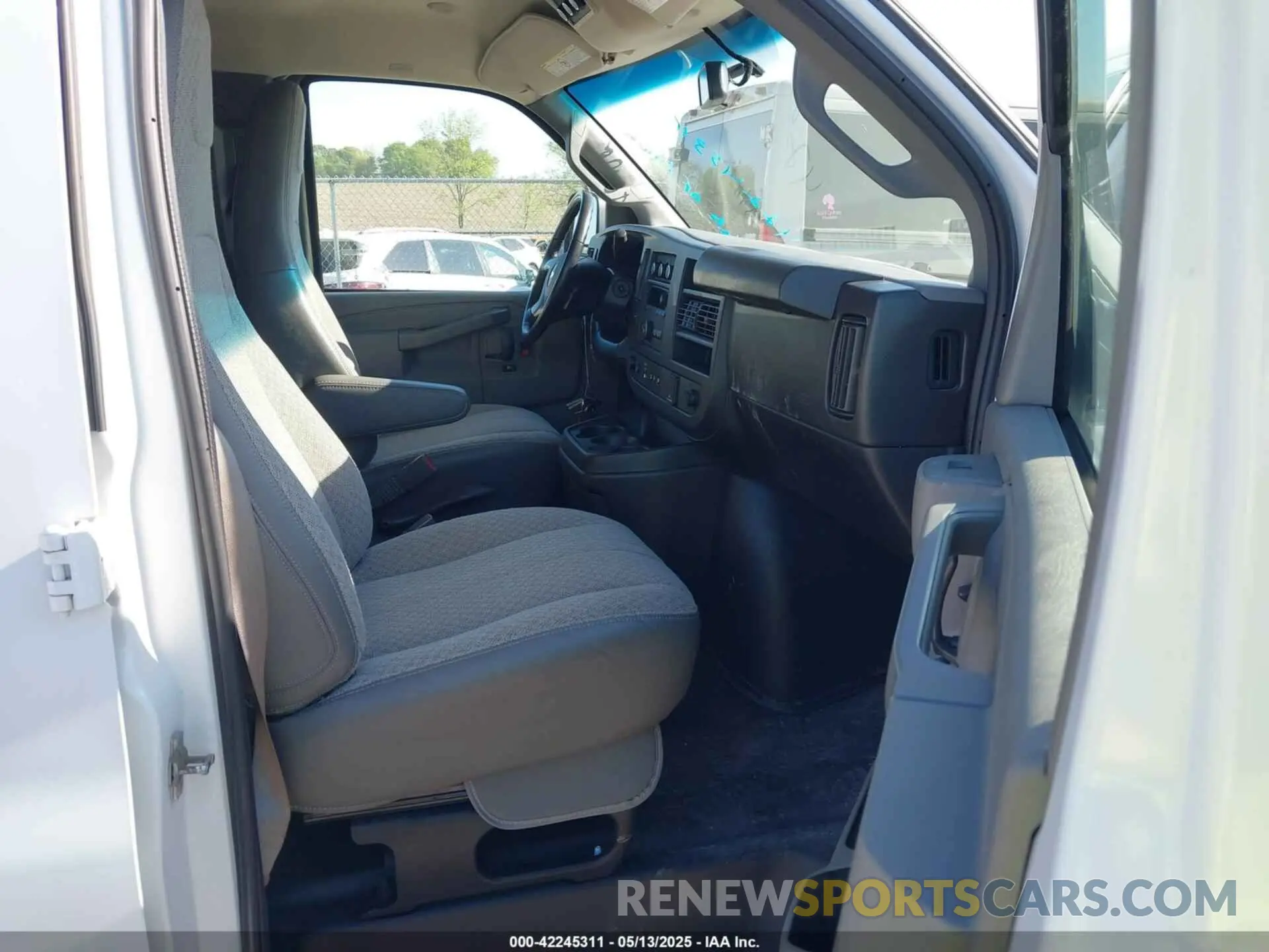 5 Photograph of a damaged car 1GAZGNFG8K1366931 CHEVROLET EXPRESS 3500 2019